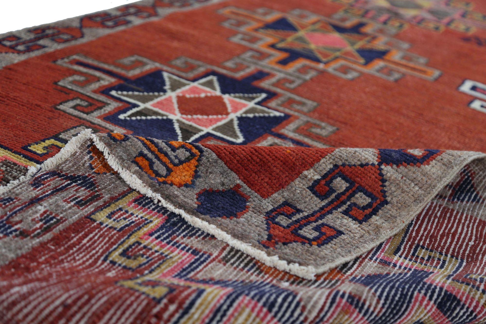 Entdecken Sie die Eleganz des persischen Aserbaidschans mit Teppichen aus der Zeit um 1910. Dieses exklusive Design aus Wolle und Rot ist perfekt, um Ihren Raum zu verschönern.