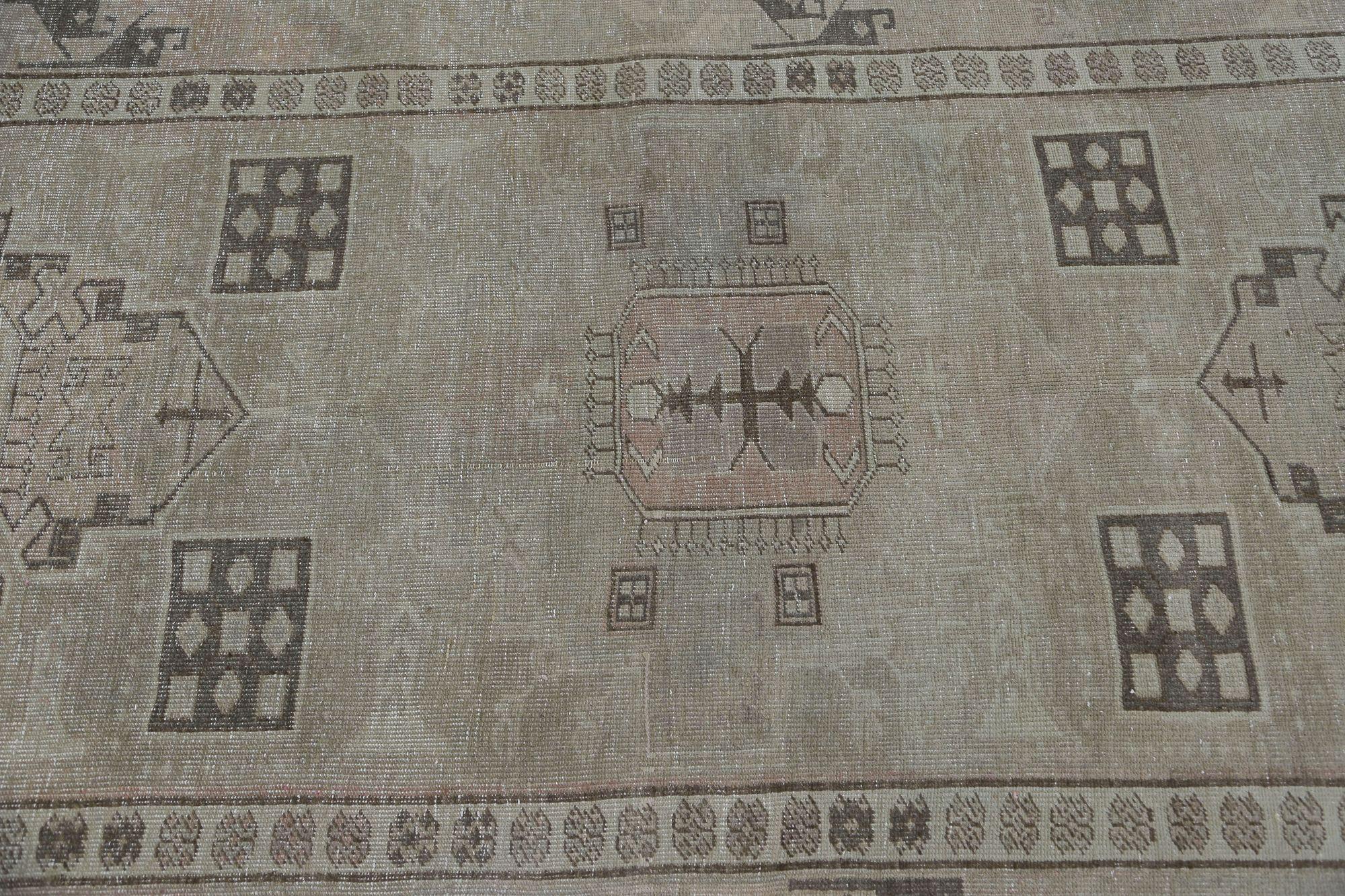 Scopri l'eleganza dell'Azerbaijan persiano con i tappeti CIRCA del 1880. Progettato con lana e RedTaupe, questo design esclusivo è perfetto per valorizzare il tuo spazio.