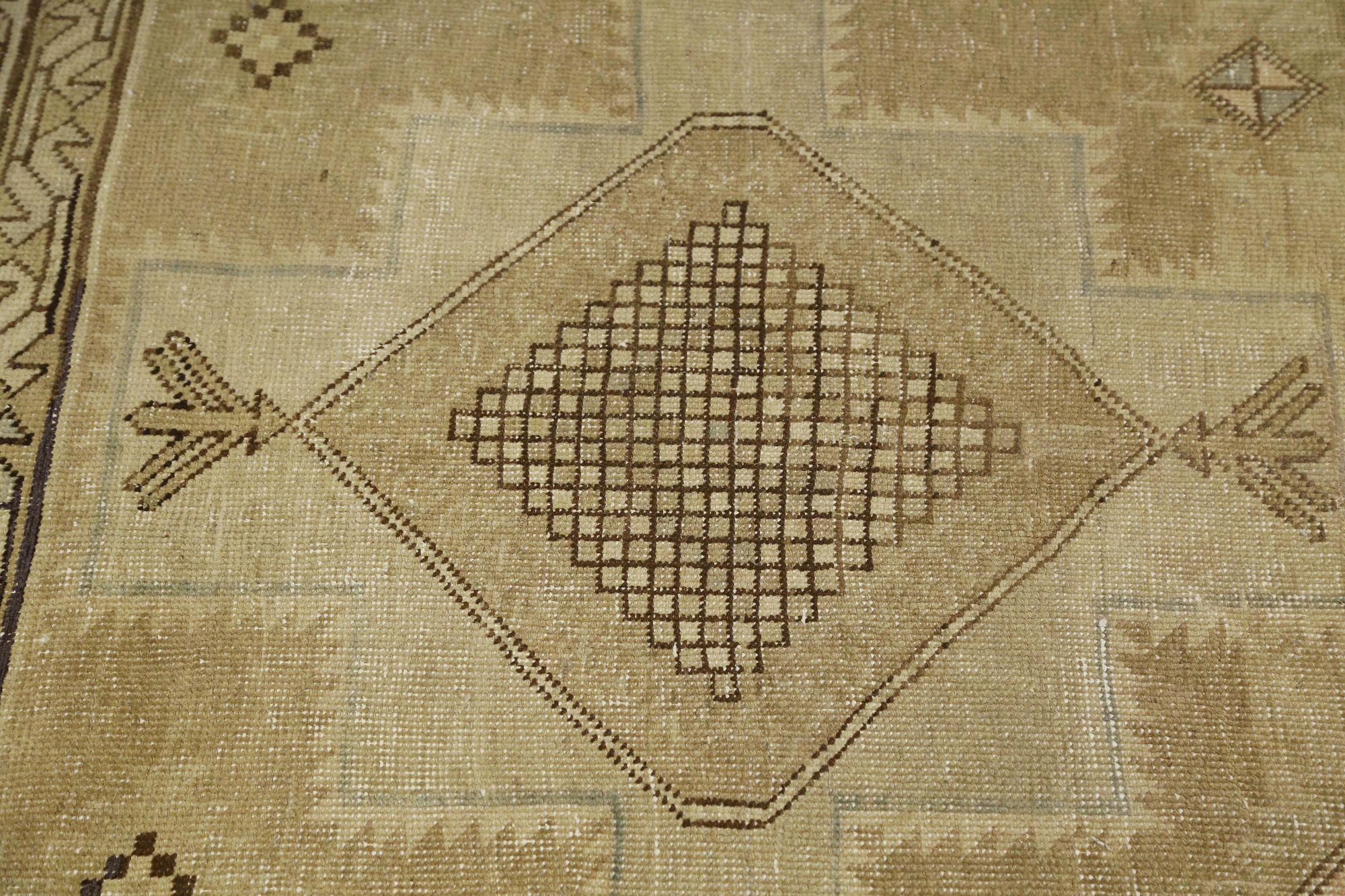Entdecken Sie die Eleganz des persischen Aserbaidschans mit Teppichen aus der Zeit um 1910. Dieses exklusive Design aus Wolle und Taupe ist perfekt, um Ihren Raum zu verschönern.