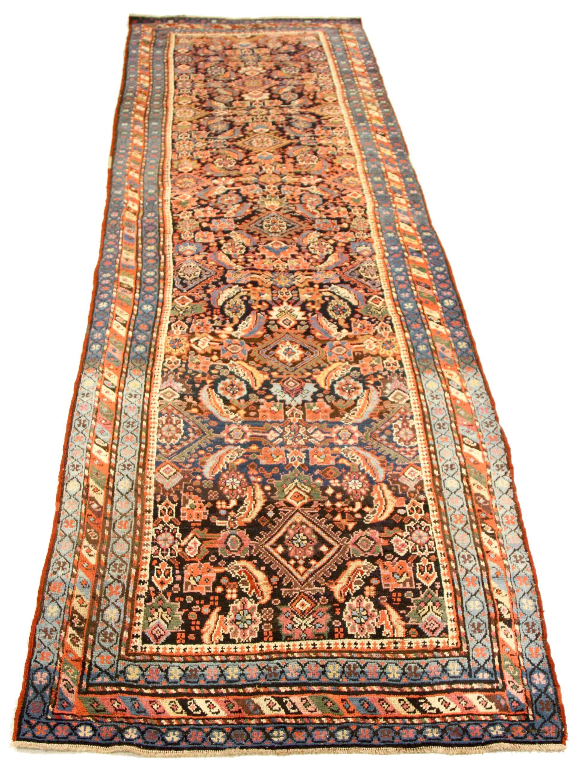 Entdecken Sie die Eleganz des persischen Aserbaidschans mit dem Läufer von CIRCA 1880. Dieses exklusive Design, das mit viel Liebe zum Detail entworfen wurde, ist perfekt, um Ihren Raum zu verschönern.