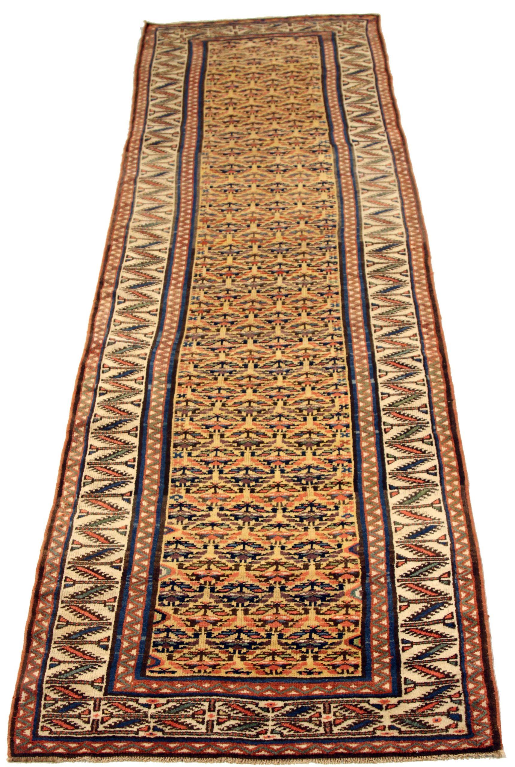 Entdecken Sie die Eleganz des persischen Aserbaidschans mit dem Läufer von CIRCA 1880. Dieses exklusive Design, das mit viel Liebe zum Detail entworfen wurde, ist perfekt, um Ihren Raum zu verschönern.