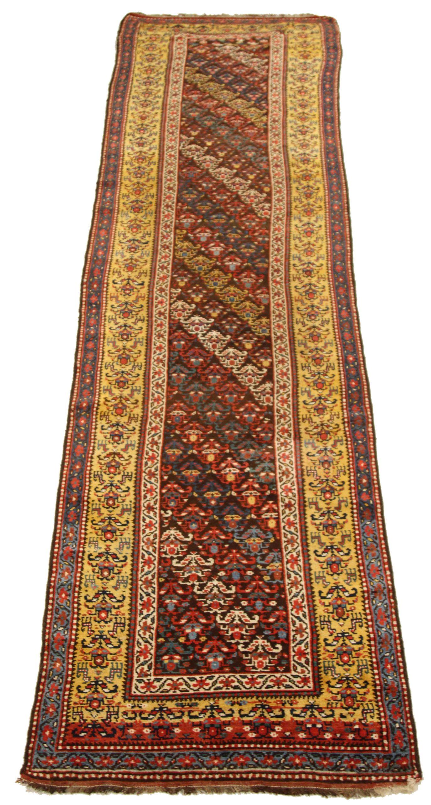 Découvrez l'élégance d'un tapis persan Azerbaïdjan avec un chemin de table datant de 1880. Conçu avec une attention méticuleuse aux détails, ce design exclusif est parfait pour mettre en valeur votre espace.