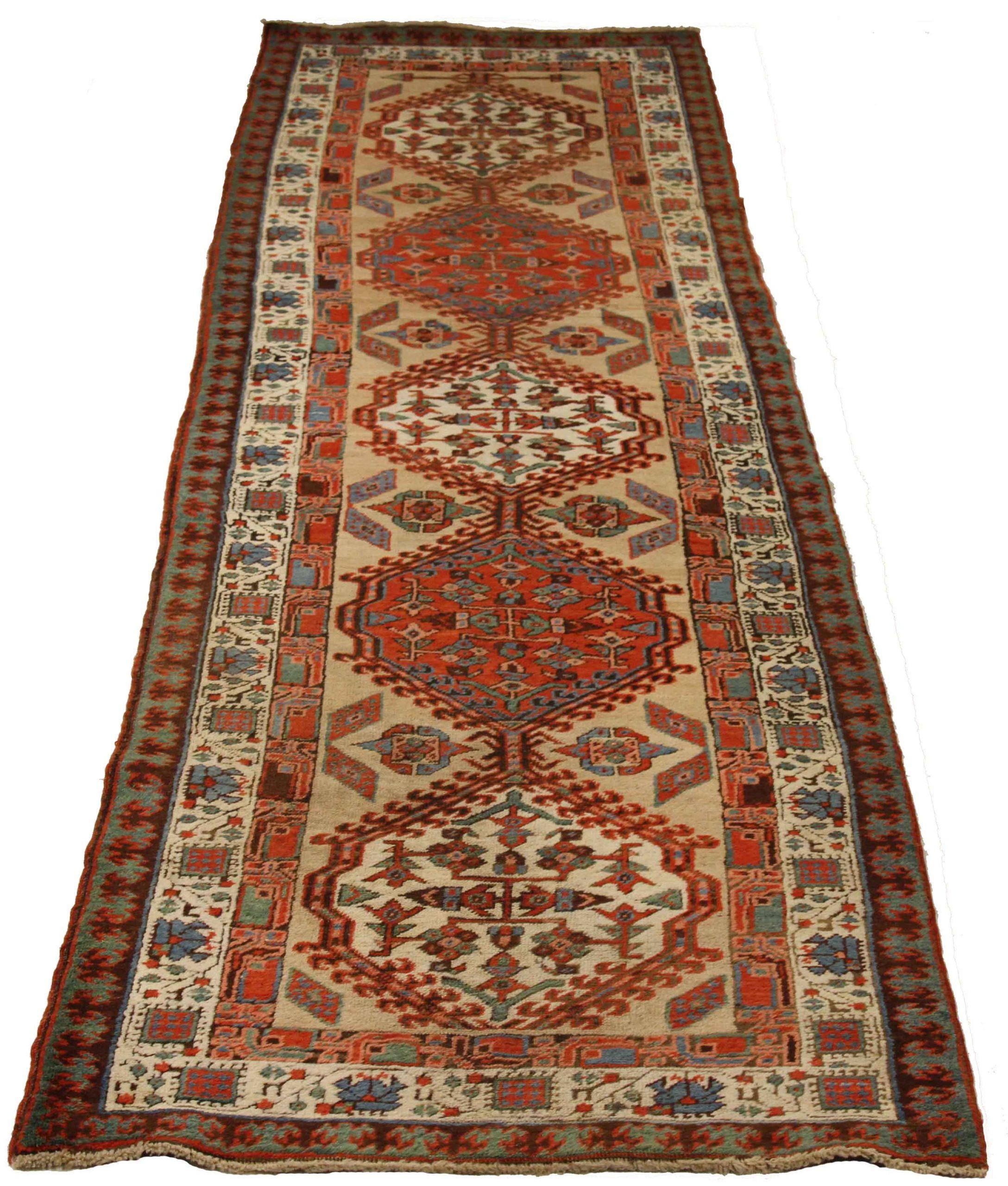 Entdecken Sie die Eleganz des persischen Aserbaidschans mit dem Läufer von CIRCA 1880. Dieses exklusive Design, das mit viel Liebe zum Detail entworfen wurde, ist perfekt, um Ihren Raum zu verschönern.