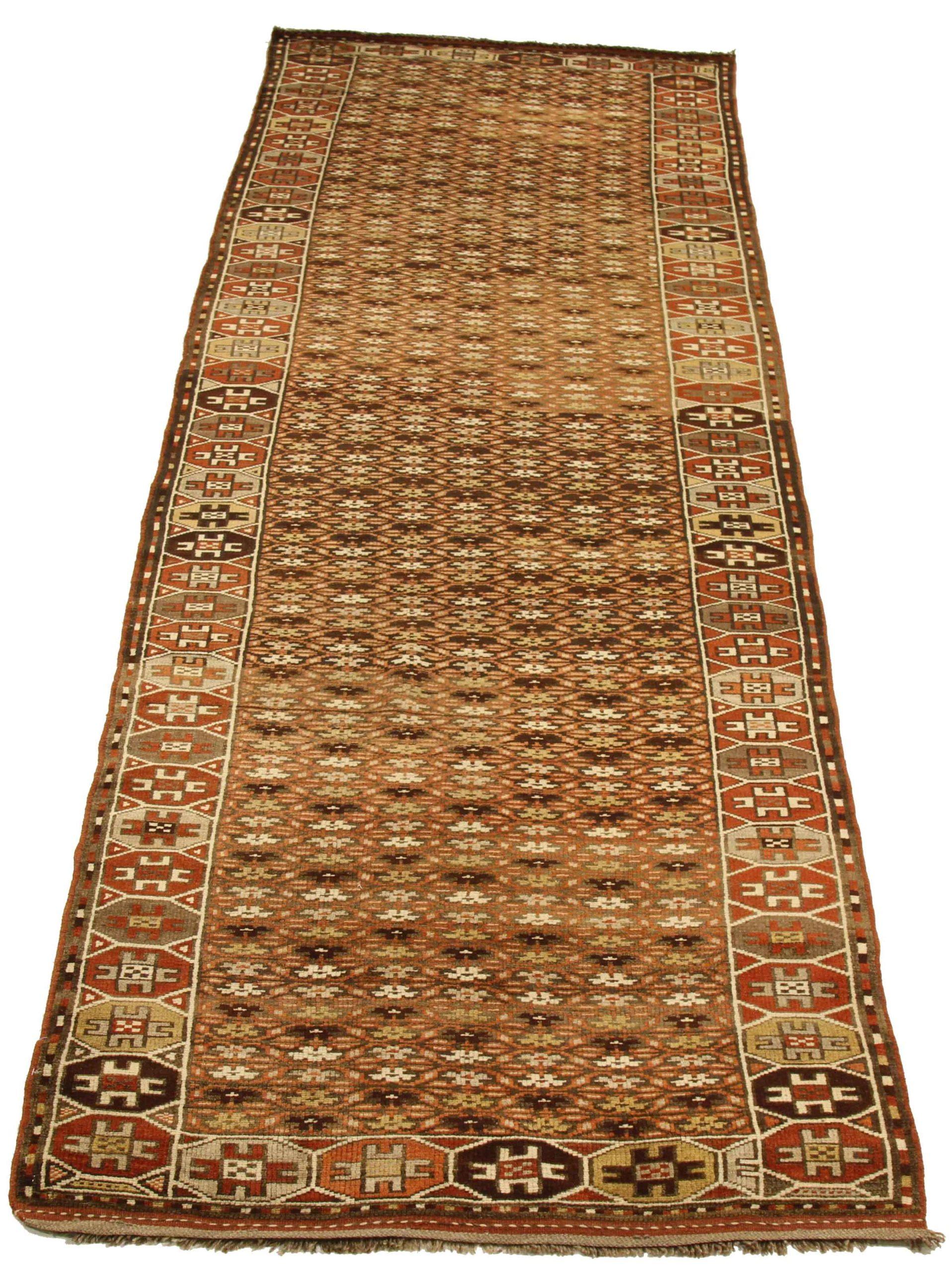 Entdecken Sie die Eleganz des persischen Aserbaidschans mit dem Läufer von CIRCA 1880. Dieses exklusive Design, das mit viel Liebe zum Detail entworfen wurde, ist perfekt, um Ihren Raum zu verschönern.