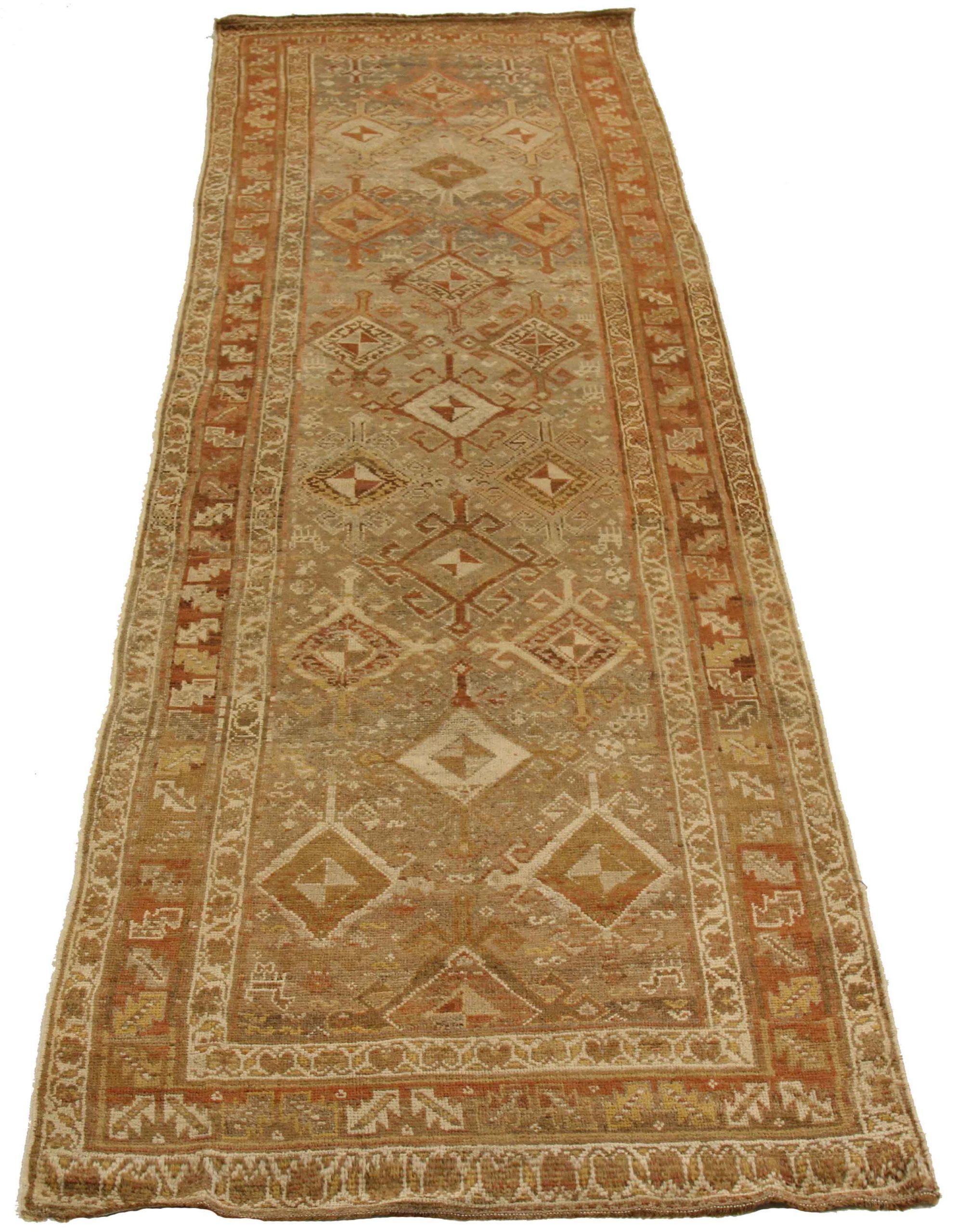 Entdecken Sie die Eleganz des persischen Aserbaidschans mit dem Läufer von CIRCA 1880. Dieses exklusive Design, das mit viel Liebe zum Detail entworfen wurde, ist perfekt, um Ihren Raum zu verschönern.