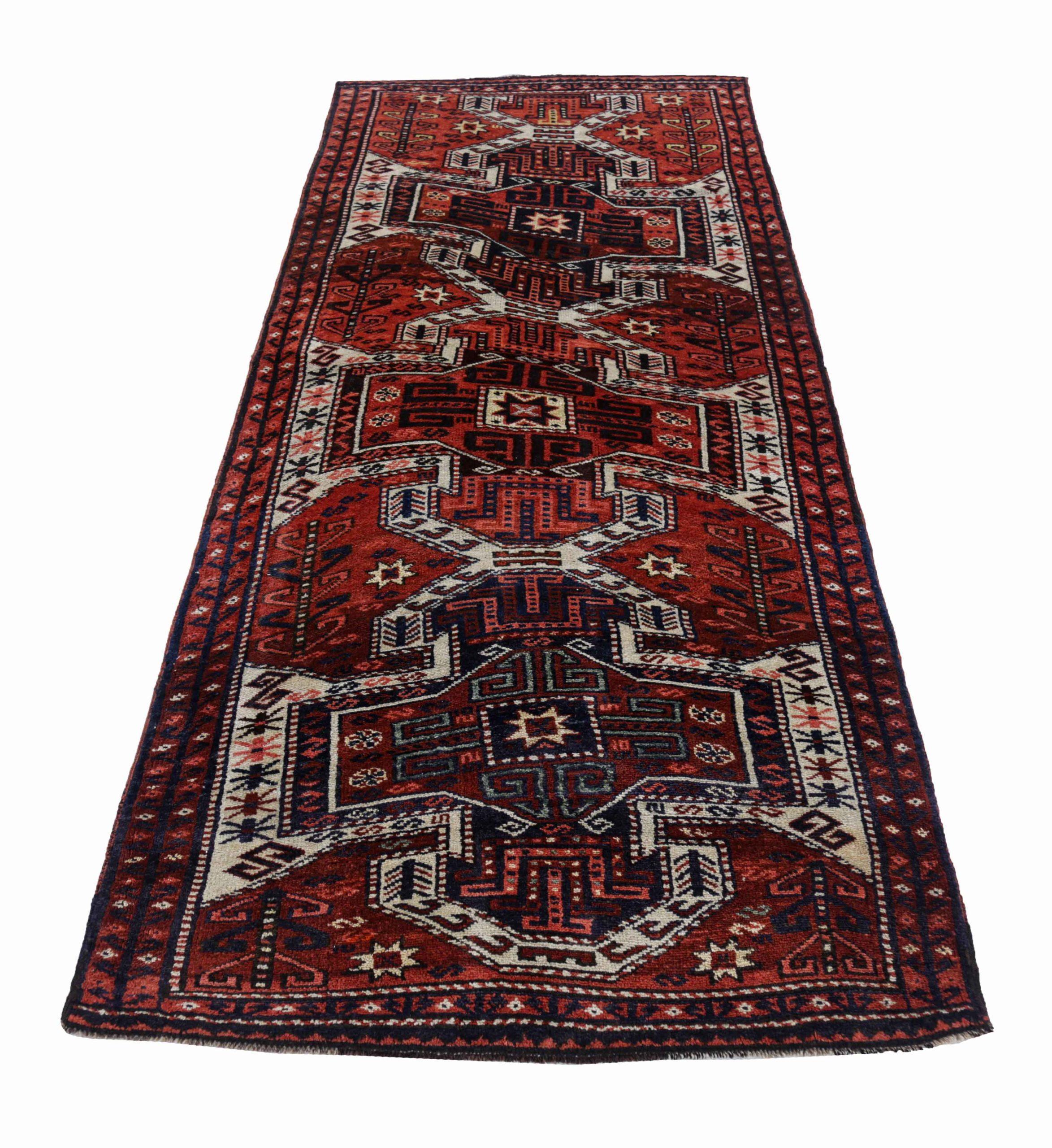 Entdecken Sie die Eleganz des persischen Aserbaidschans mit dem Läufer von CIRCA 1880. Dieses exklusive Design aus Wolle und Schwarz-Elfenbein-Rot ist perfekt, um Ihren Raum aufzuwerten.