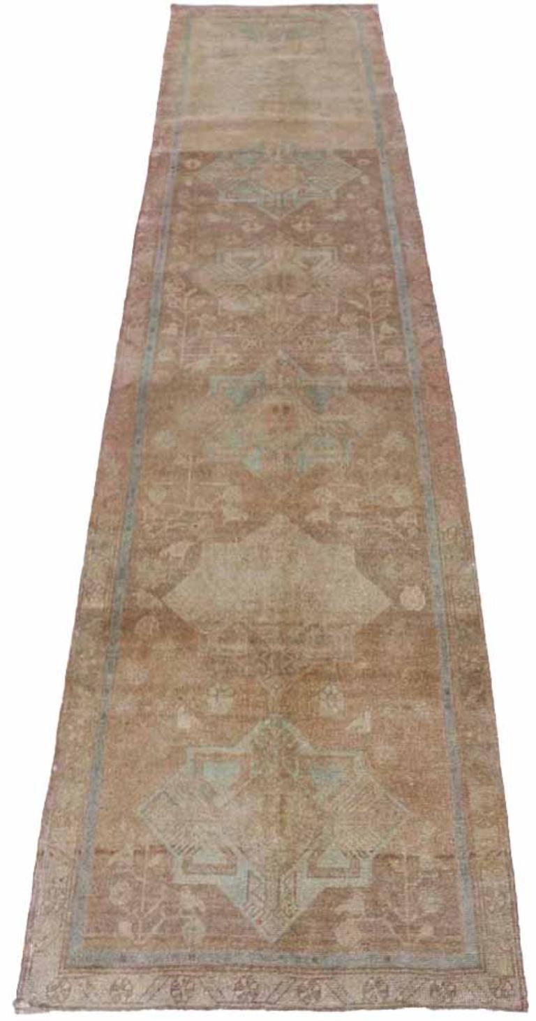 Entdecken Sie die Eleganz des persischen Aserbaidschans mit dem Läufer von CIRCA 1880. Dieses exklusive Design aus Wolle und BlauBraunRosaTaupe ist perfekt, um Ihren Raum zu verschönern.