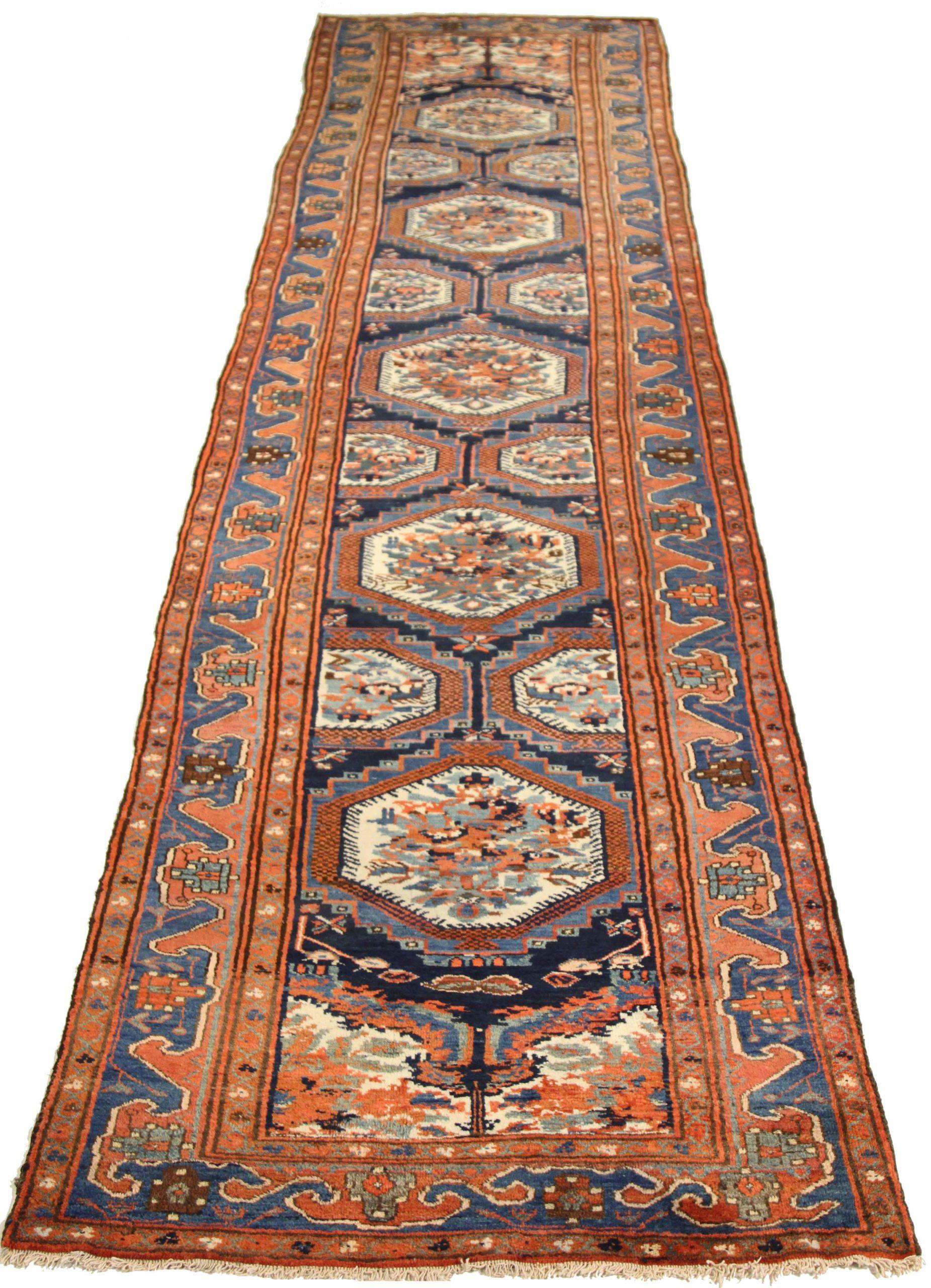 Entdecken Sie die Eleganz des persischen Aserbaidschans mit dem Läufer von CIRCA 1880. Dieses exklusive Design aus Wolle und Blau-Elfenbein-Rot ist perfekt, um Ihren Raum zu verschönern.