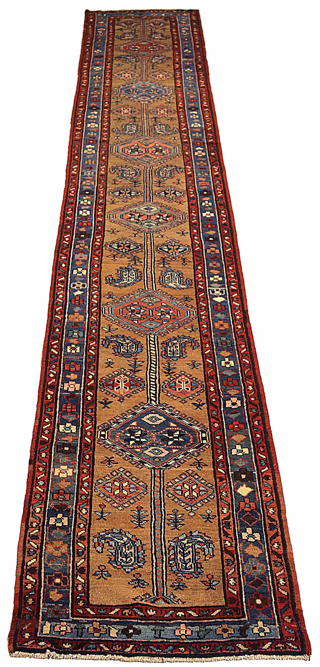 Découvrez l'élégance d'un tapis persan Azerbaïdjan avec un chemin de table datant de 1880. Conçu avec Wool et BlueRedYellow, ce design exclusif est parfait pour mettre en valeur votre espace.