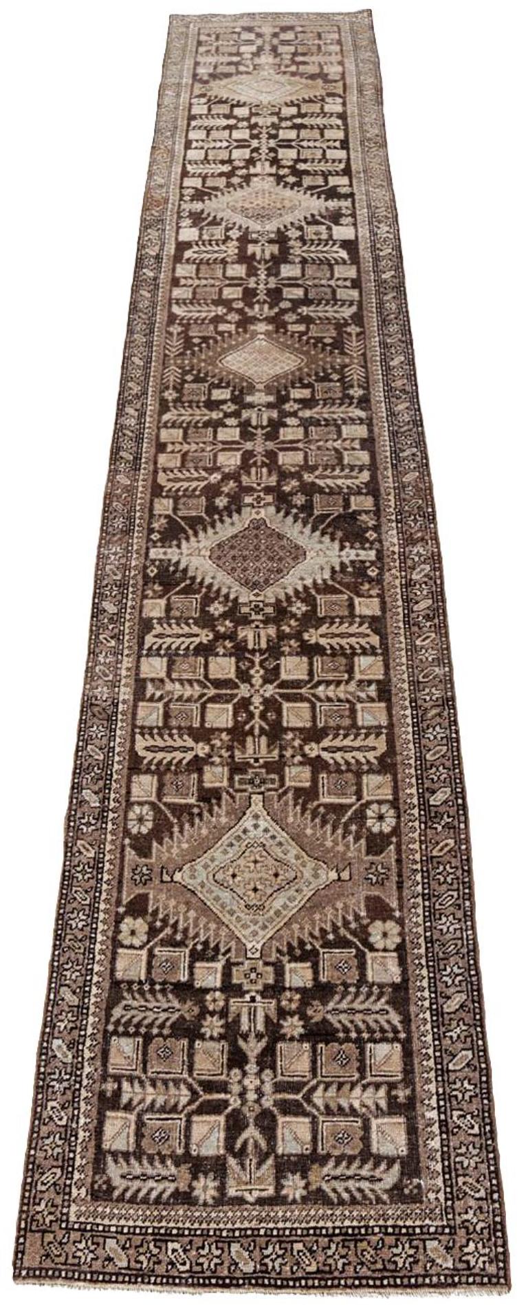 Entdecken Sie die Eleganz des persischen Aserbaidschans mit dem Läufer von CIRCA 1880. Dieses exklusive Design aus Wolle und Braun-Elfenbein ist perfekt, um Ihren Raum zu verschönern.