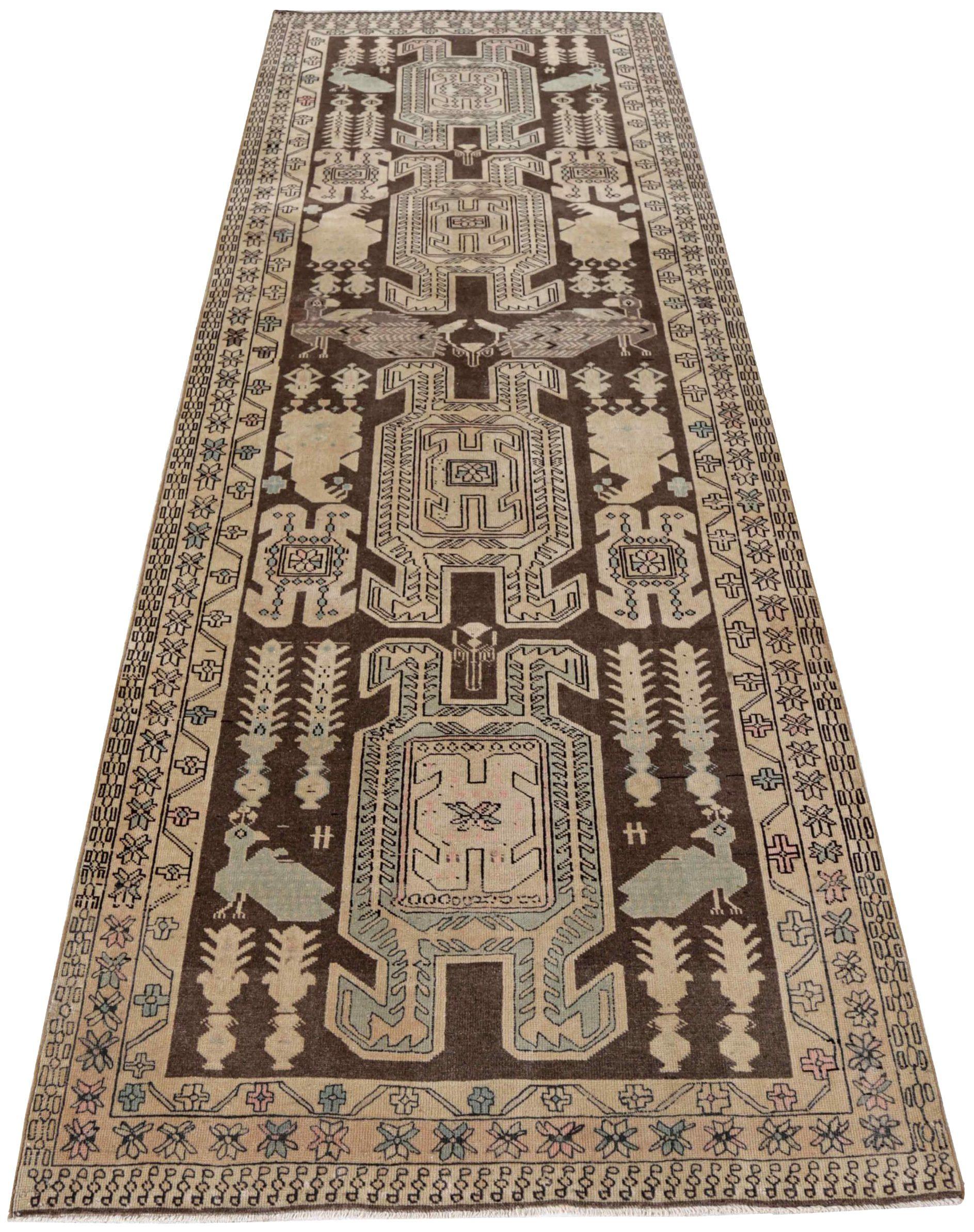 Entdecken Sie die Eleganz des persischen Aserbaidschans mit dem Läufer von CIRCA 1880. Dieses exklusive Design aus Wolle und Braun-Elfenbein ist perfekt, um Ihren Raum zu verschönern.