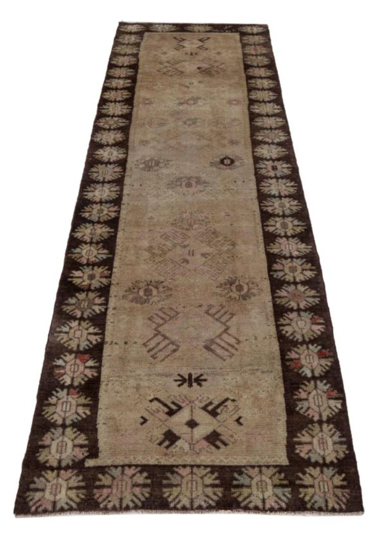Entdecken Sie die Eleganz des persischen Aserbaidschans mit dem Läufer von CIRCA 1880. Dieses exklusive Design aus Wolle und Braun-Elfenbein ist perfekt, um Ihren Raum zu verschönern.