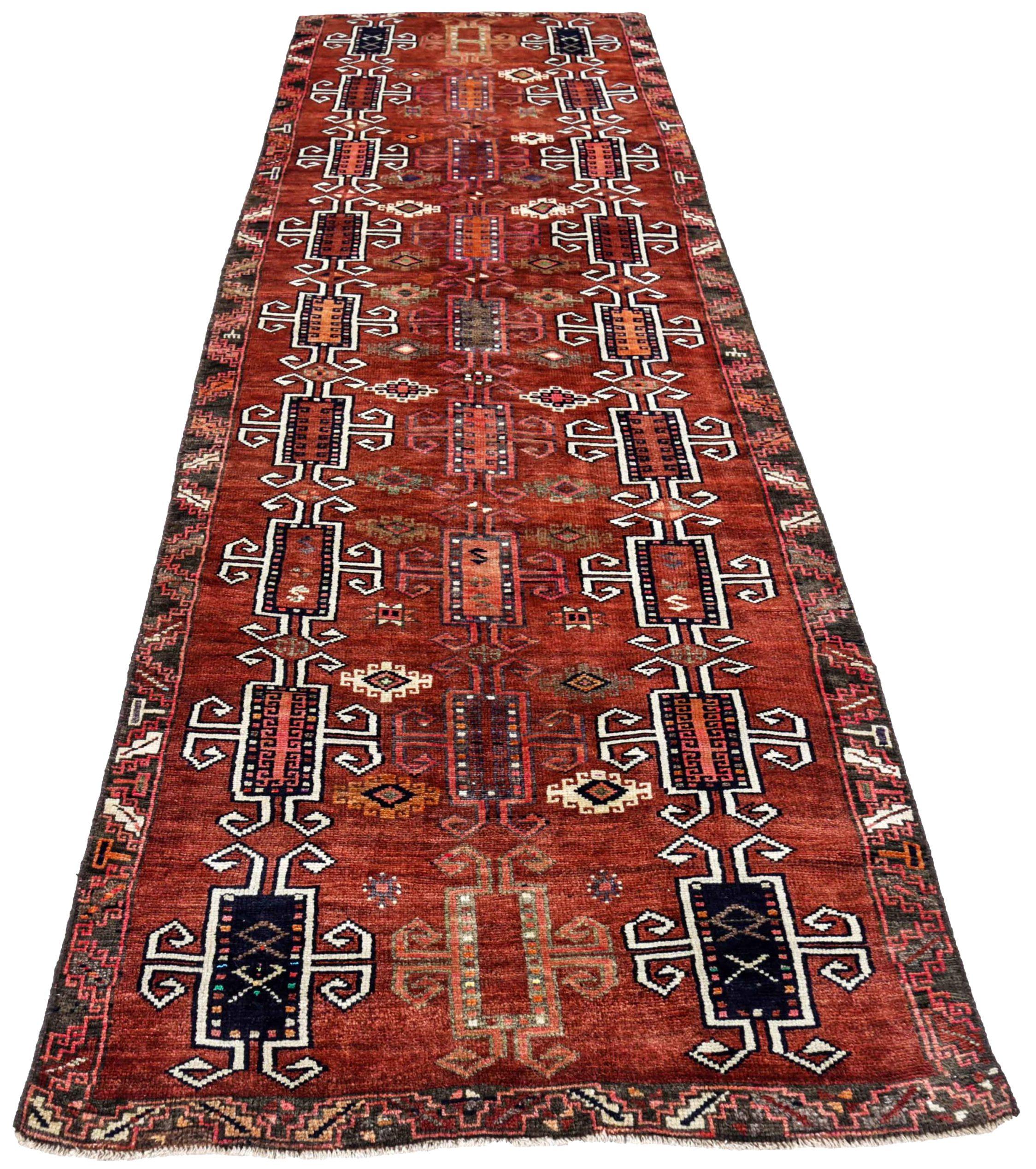 Entdecken Sie die Eleganz des persischen Aserbaidschans mit dem Läufer von CIRCA 1880. Dieses exklusive Design aus Wolle und Braun-Elfenbein-Orange-Rot ist perfekt, um Ihren Raum zu verschönern.
