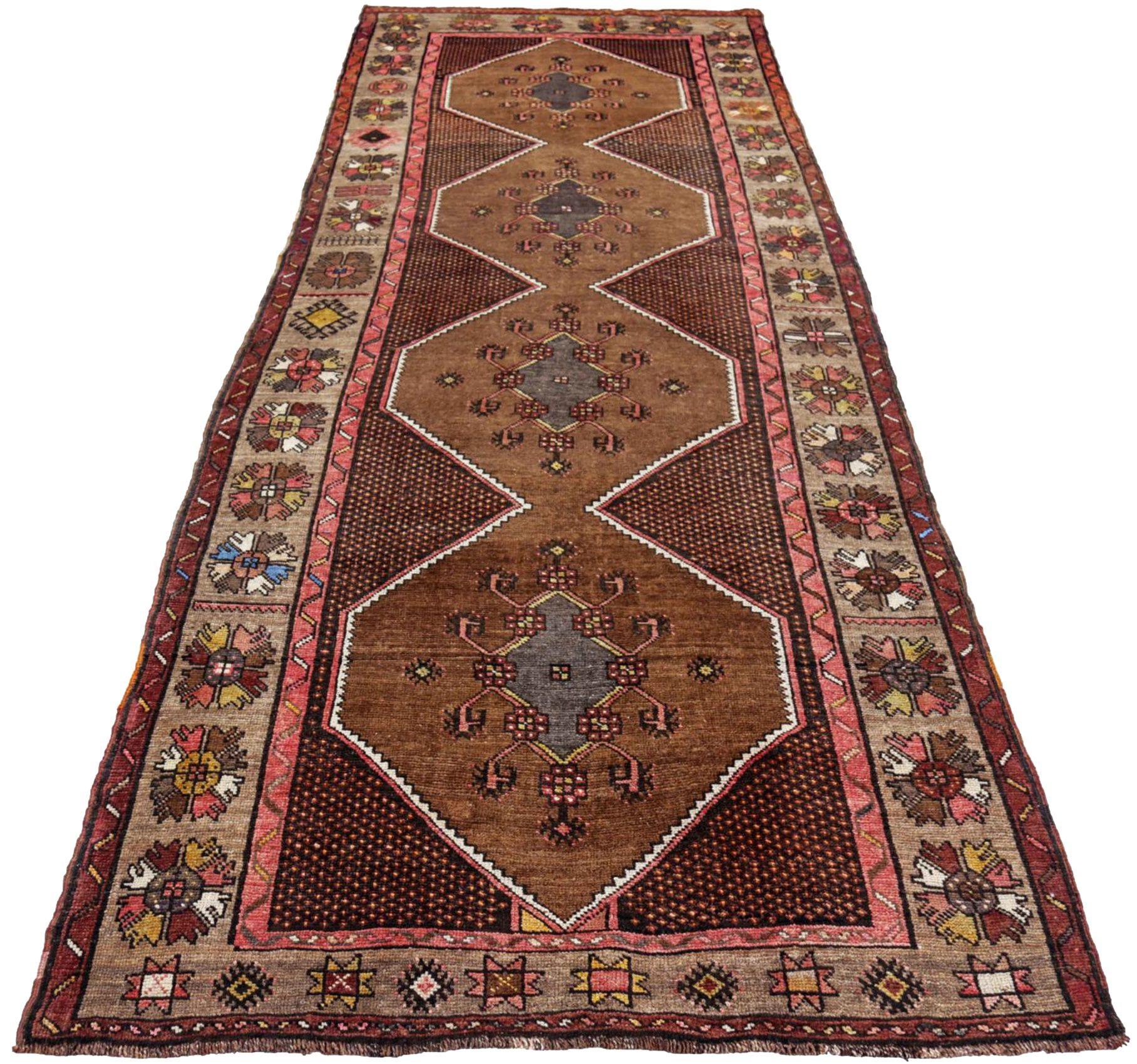 Entdecken Sie die Eleganz des persischen Aserbaidschans mit dem Läufer von CIRCA 1880. Dieses exklusive Design aus Wolle und Braun-Elfenbein-Rosa ist perfekt, um Ihren Raum zu verschönern.