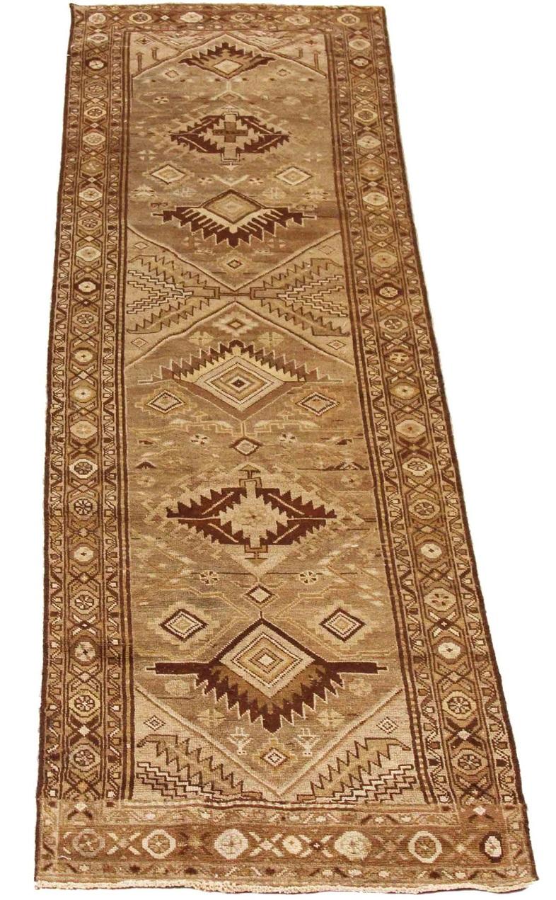 Entdecken Sie die Eleganz des persischen Aserbaidschans mit dem Läufer von CIRCA 1880. Dieses exklusive Design aus Wolle und Braun-Elfenbein-Taupe ist perfekt, um Ihren Raum zu verschönern.