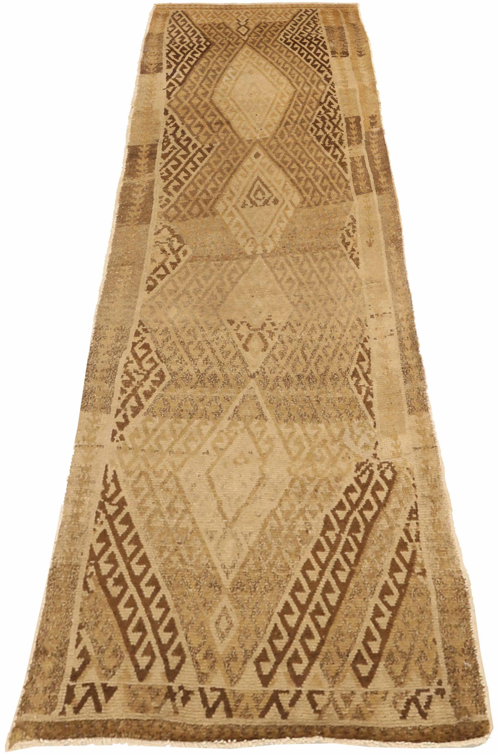 Entdecken Sie die Eleganz des persischen Aserbaidschans mit dem Läufer von CIRCA 1880. Dieses exklusive Design aus Wolle und Braun-Elfenbein-Taupe ist perfekt, um Ihren Raum zu verschönern.