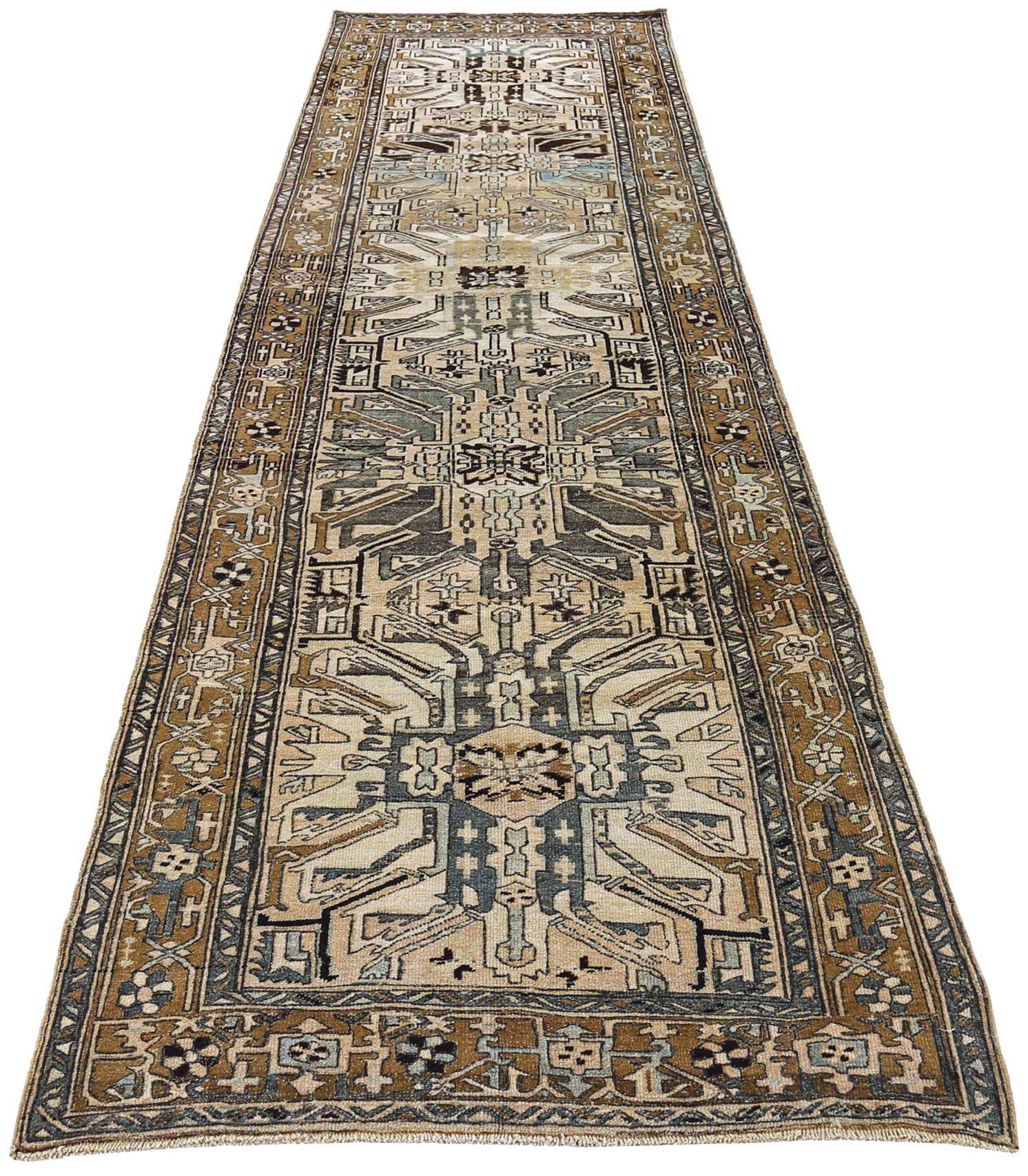 Entdecken Sie die Eleganz des persischen Aserbaidschans mit dem Läufer von CIRCA 1880. Dieses exklusive Design aus Wolle und Elfenbein ist perfekt, um Ihren Raum zu verschönern.