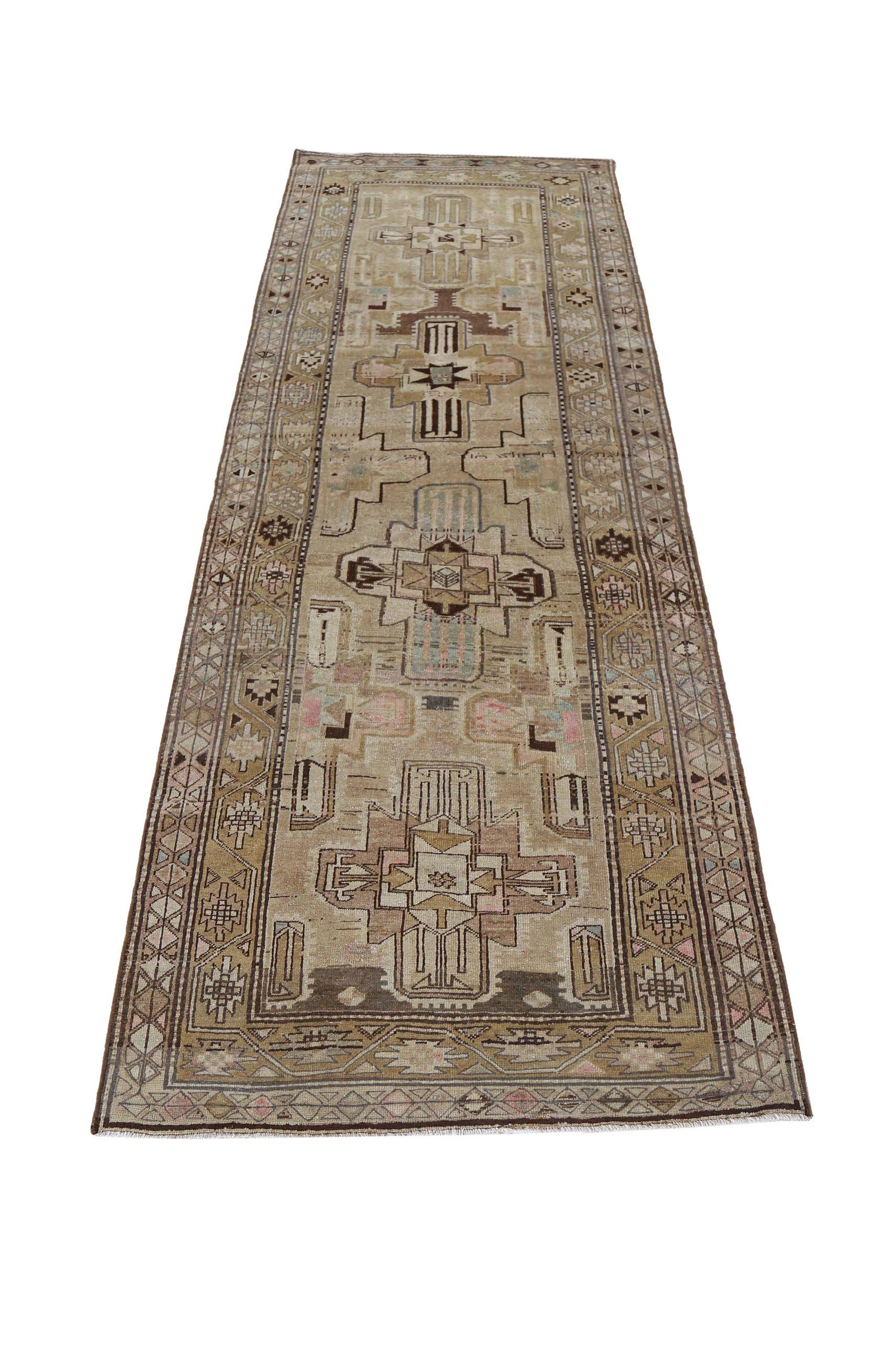 Entdecken Sie die Eleganz des persischen Aserbaidschans mit dem Läufer von CIRCA 1880. Dieses exklusive Design aus Wolle und Elfenbein ist perfekt, um Ihren Raum zu verschönern.