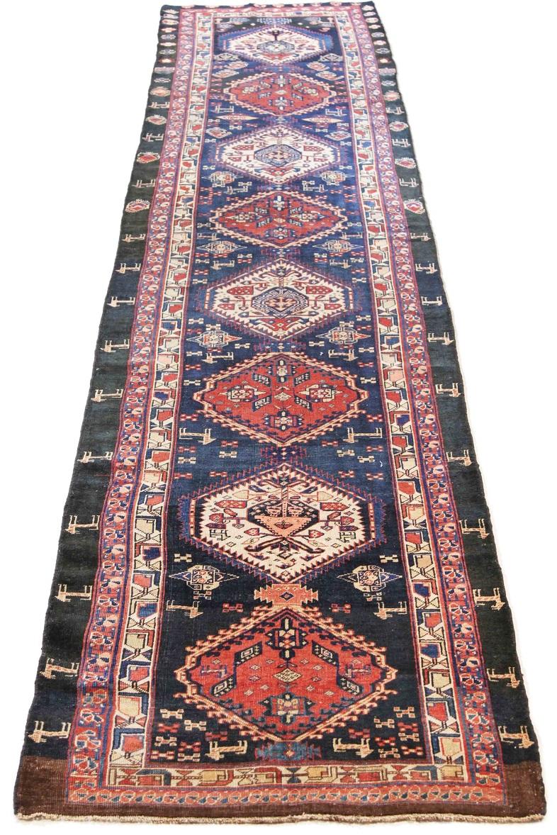 Entdecken Sie die Eleganz des persischen Aserbaidschans mit dem Läufer von CIRCA 1880. Dieses exklusive Design aus Wolle und ElfenbeinMarineblauRot ist perfekt, um Ihren Raum zu verschönern.