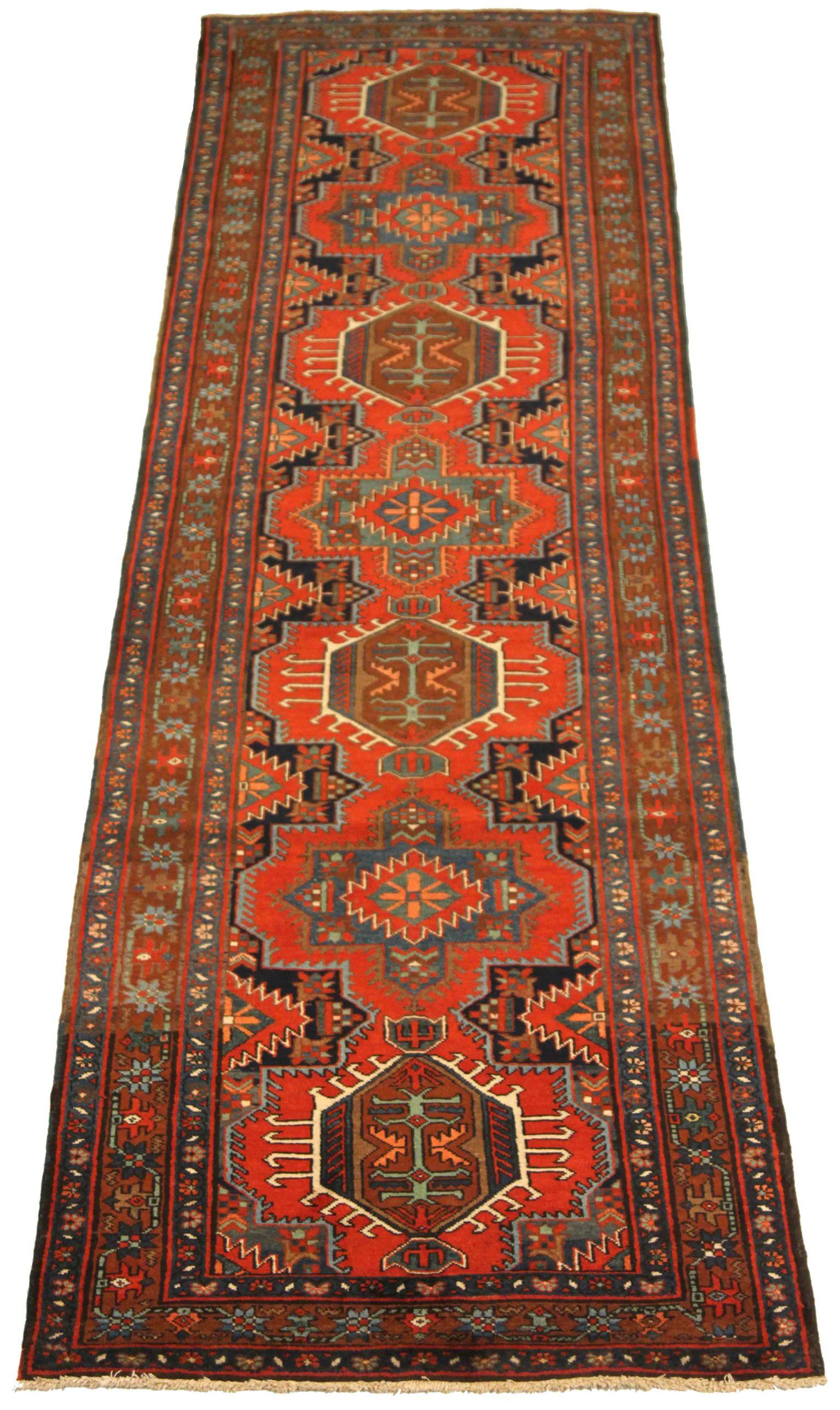 Entdecken Sie die Eleganz des persischen Aserbaidschans mit dem Läufer von CIRCA 1880. Dieses exklusive Design aus Wolle und ElfenbeinMarineblauRot ist perfekt, um Ihren Raum zu verschönern.