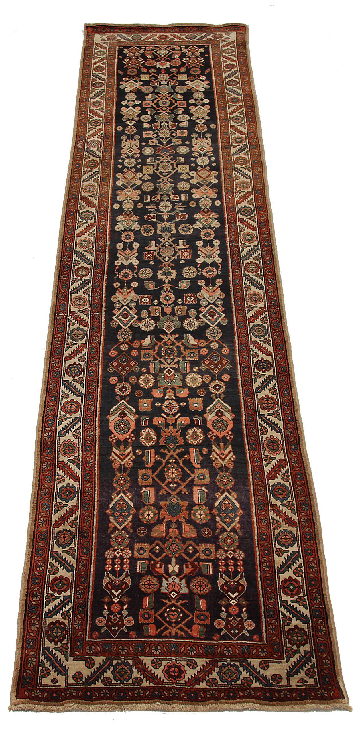 Entdecken Sie die Eleganz des persischen Aserbaidschans mit dem Läufer von CIRCA 1880. Dieses exklusive Design aus Wolle und ElfenbeinMarineblauRot ist perfekt, um Ihren Raum zu verschönern.