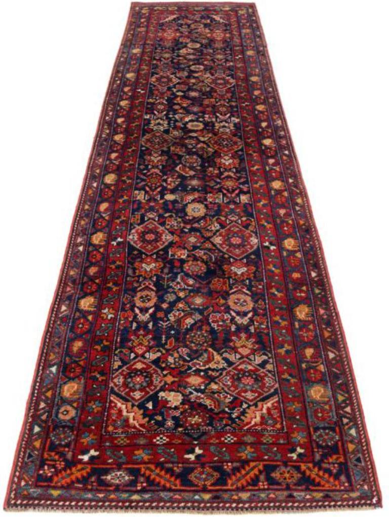 Entdecken Sie die Eleganz des persischen Aserbaidschans mit dem Läufer von CIRCA 1880. Dieses exklusive Design aus Wolle und Marineblau-Rot ist perfekt, um Ihren Raum zu verschönern.