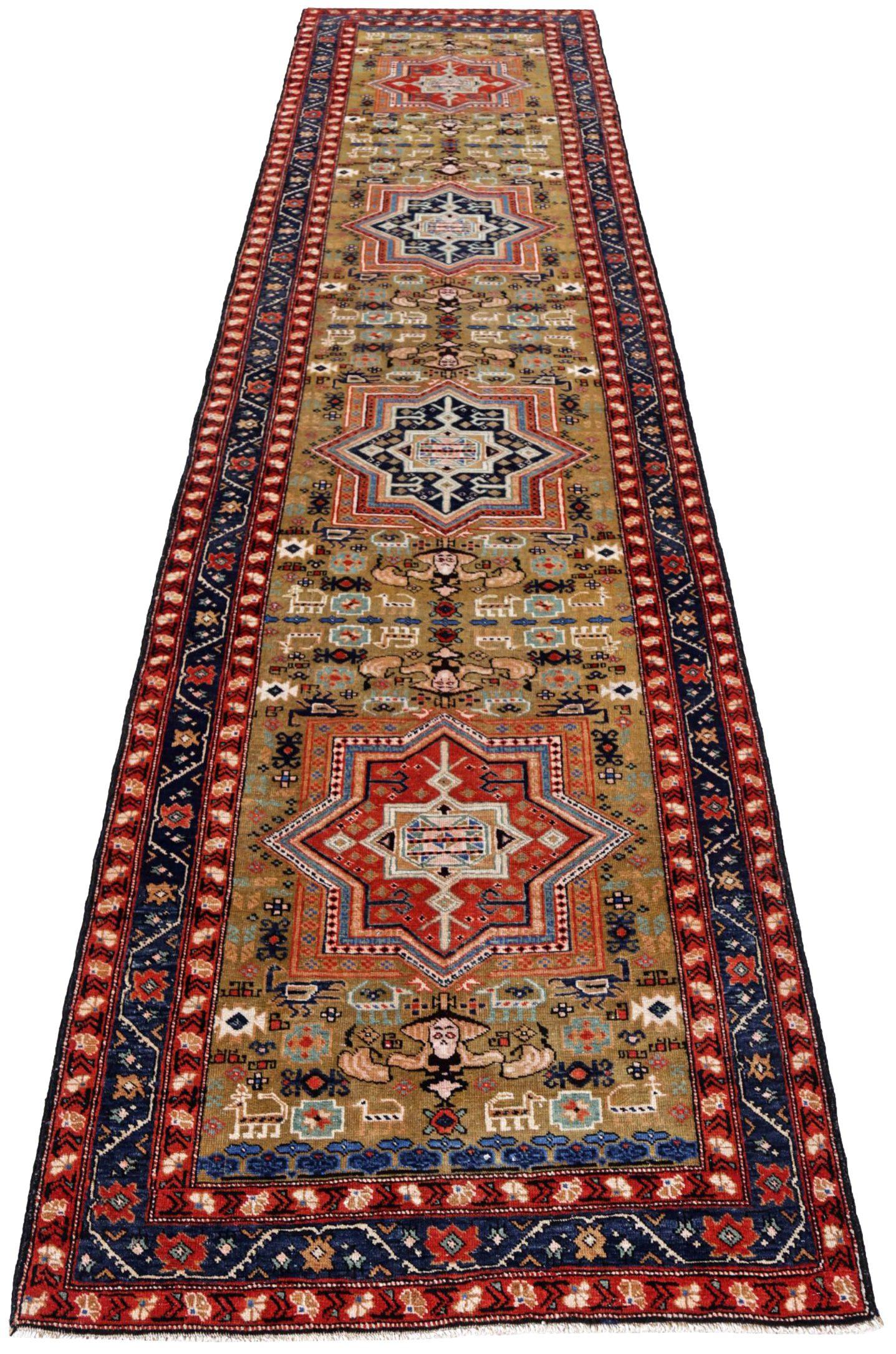 Entdecken Sie die Eleganz des persischen Aserbaidschans mit dem Läufer von CIRCA 1880. Dieses exklusive Design in den Farben Wolle und ElfenbeinMarineblauRotGelb ist perfekt, um Ihren Raum zu verschönern.
