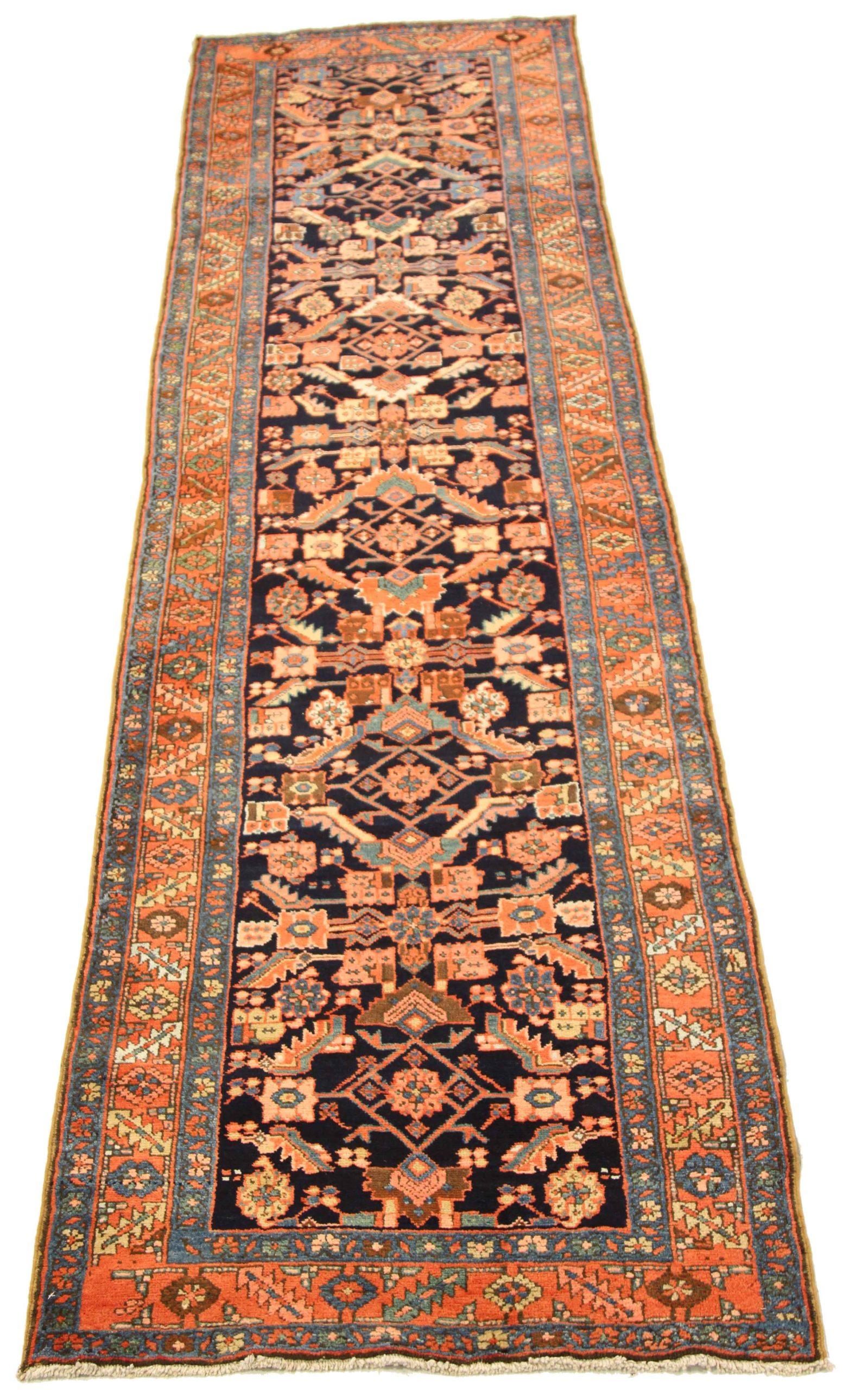 Entdecken Sie die Eleganz des persischen Aserbaidschans mit dem Läufer von CIRCA 1880. Dieses exklusive Design aus Wolle und Marineblau-Rot ist perfekt, um Ihren Raum zu verschönern.