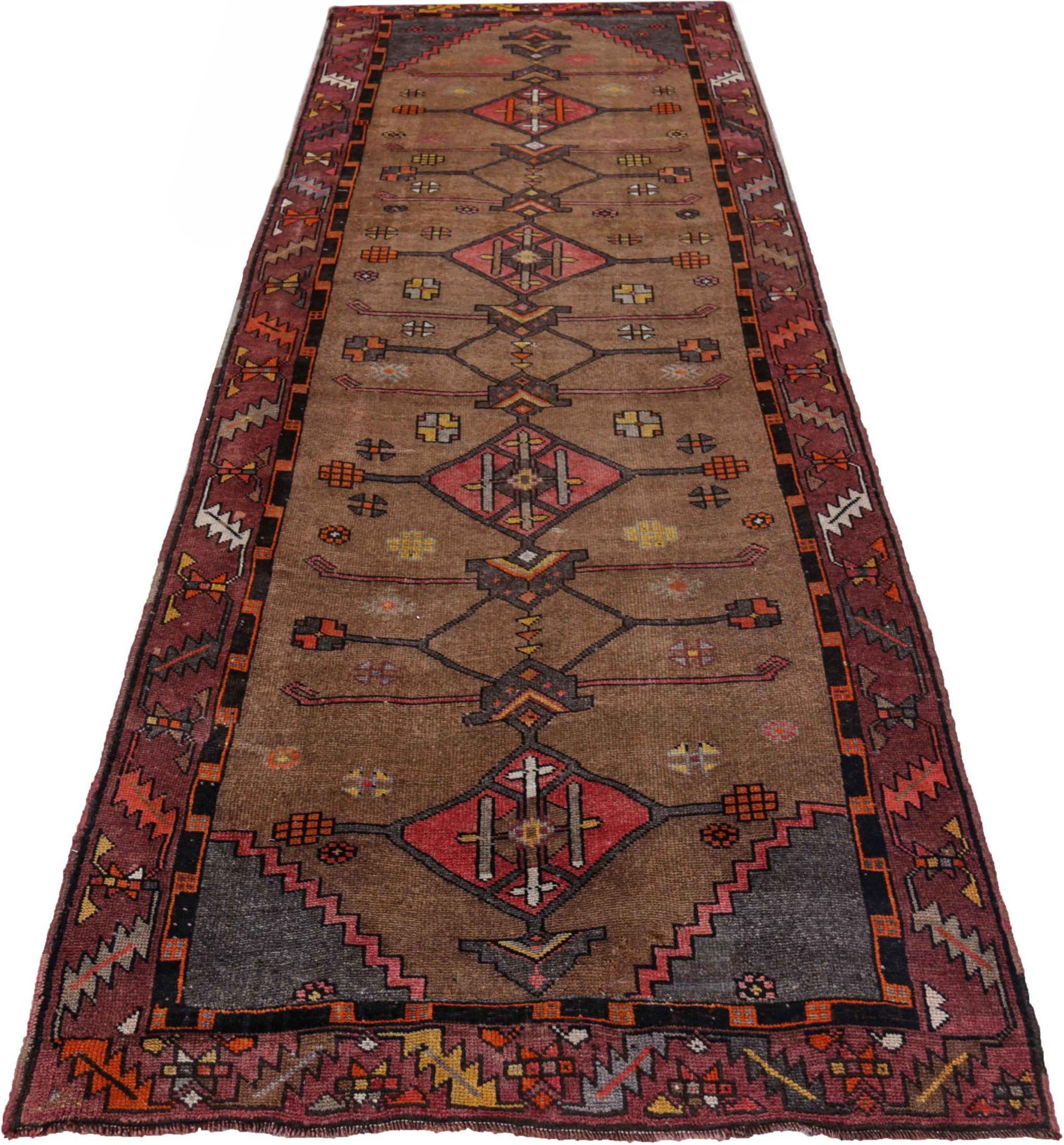 Entdecken Sie die Eleganz des persischen Aserbaidschans mit dem Läufer von CIRCA 1880. Dieses exklusive Design aus Wolle und PinkRedTaupe ist perfekt, um Ihren Raum zu verschönern.