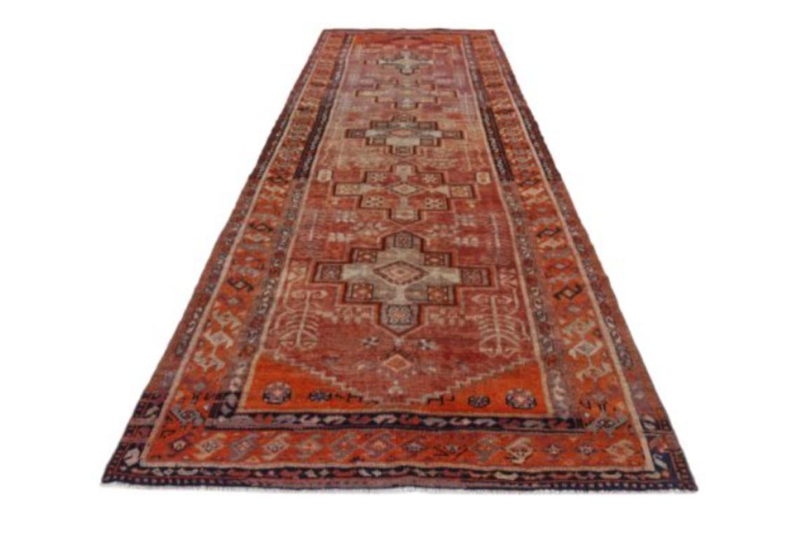 Entdecken Sie die Eleganz des persischen Aserbaidschans mit dem Läufer von CIRCA 1880. Dieses exklusive Design aus Wolle und Rot ist perfekt, um Ihren Raum zu verschönern.