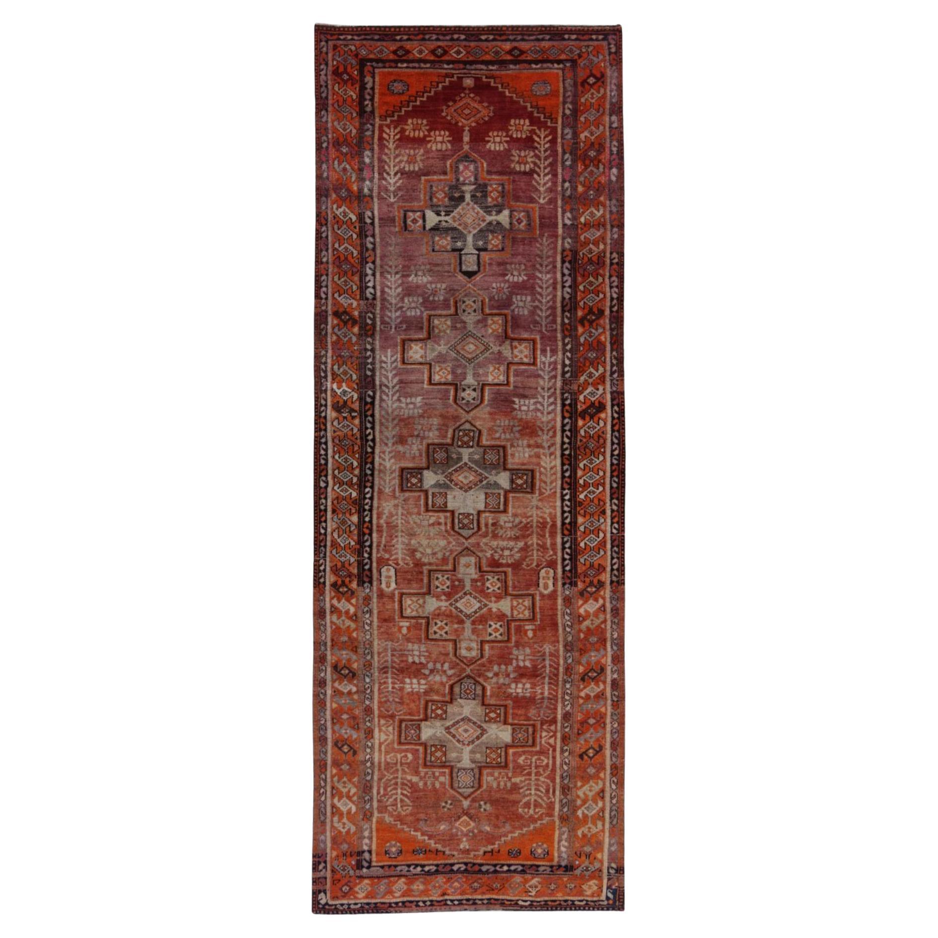 Persischer Aserbaidschan-Läufer aus Wolle – rotes Design – 91606 im Angebot