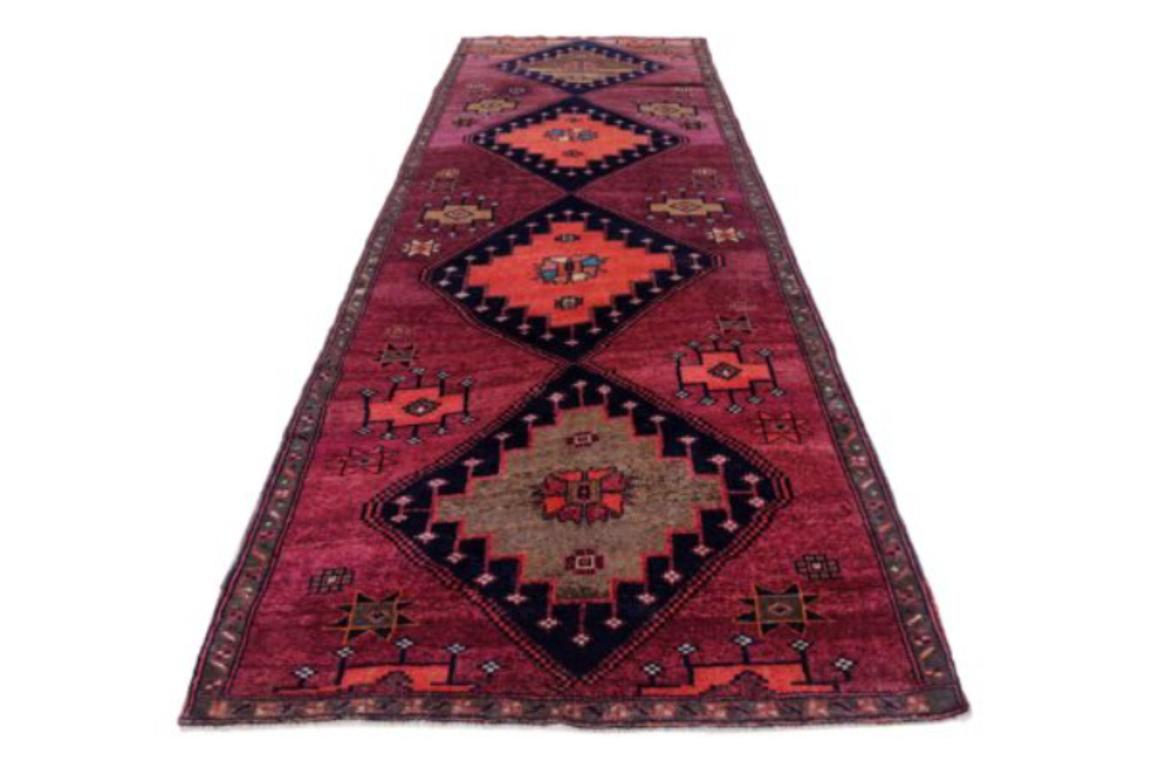 Entdecken Sie die Eleganz des persischen Aserbaidschans mit dem Läufer von CIRCA 1910. Dieses exklusive Design aus Wolle und BlackPinkPurpel ist perfekt, um Ihren Raum zu verschönern.