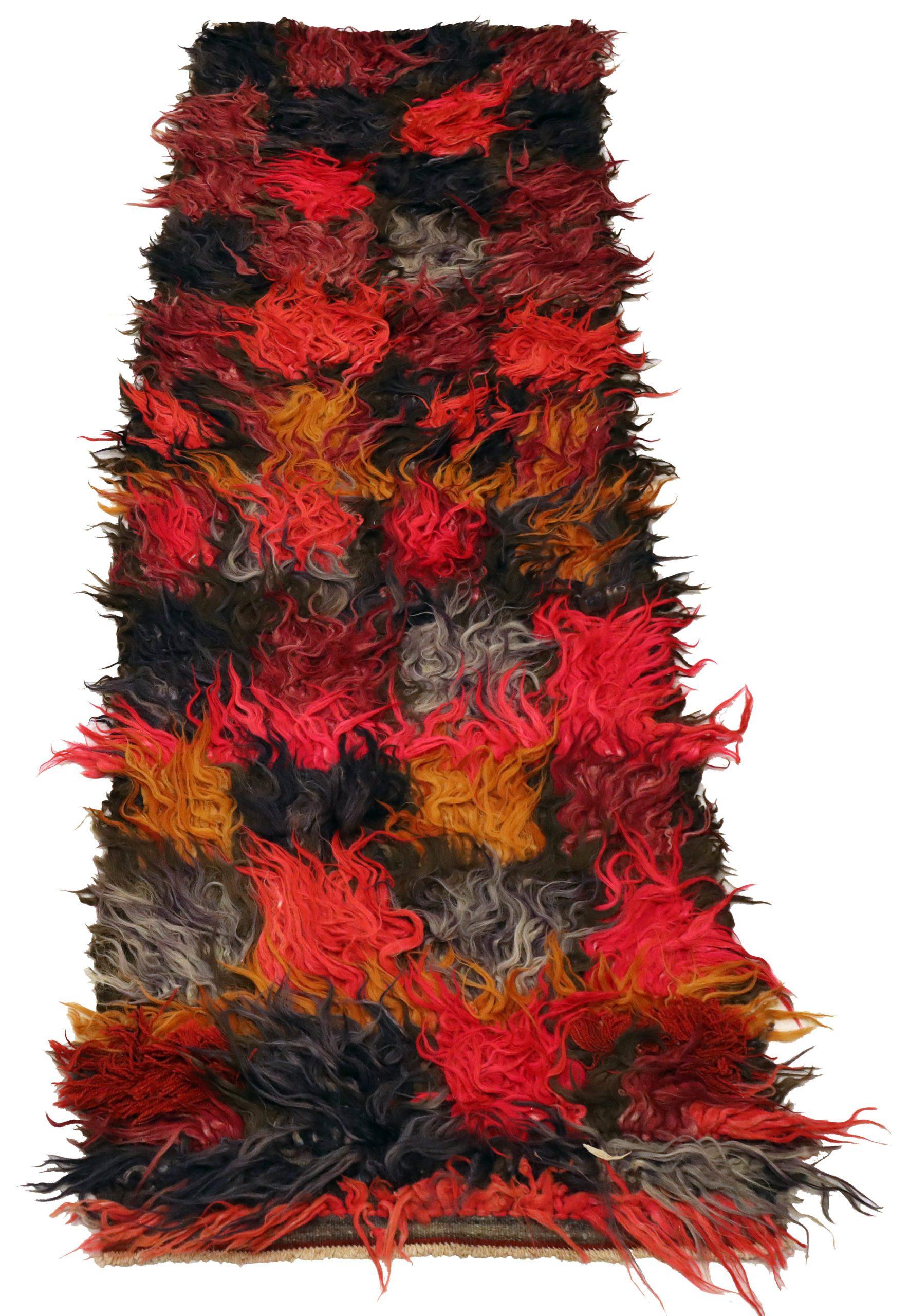 Scopri l'eleganza del tappeto persiano Azerbaijan con Runner Rug di CIRCA 1910. Progettato con la lana e il nero-rosso-giallo, questo design esclusivo è perfetto per valorizzare il tuo spazio.