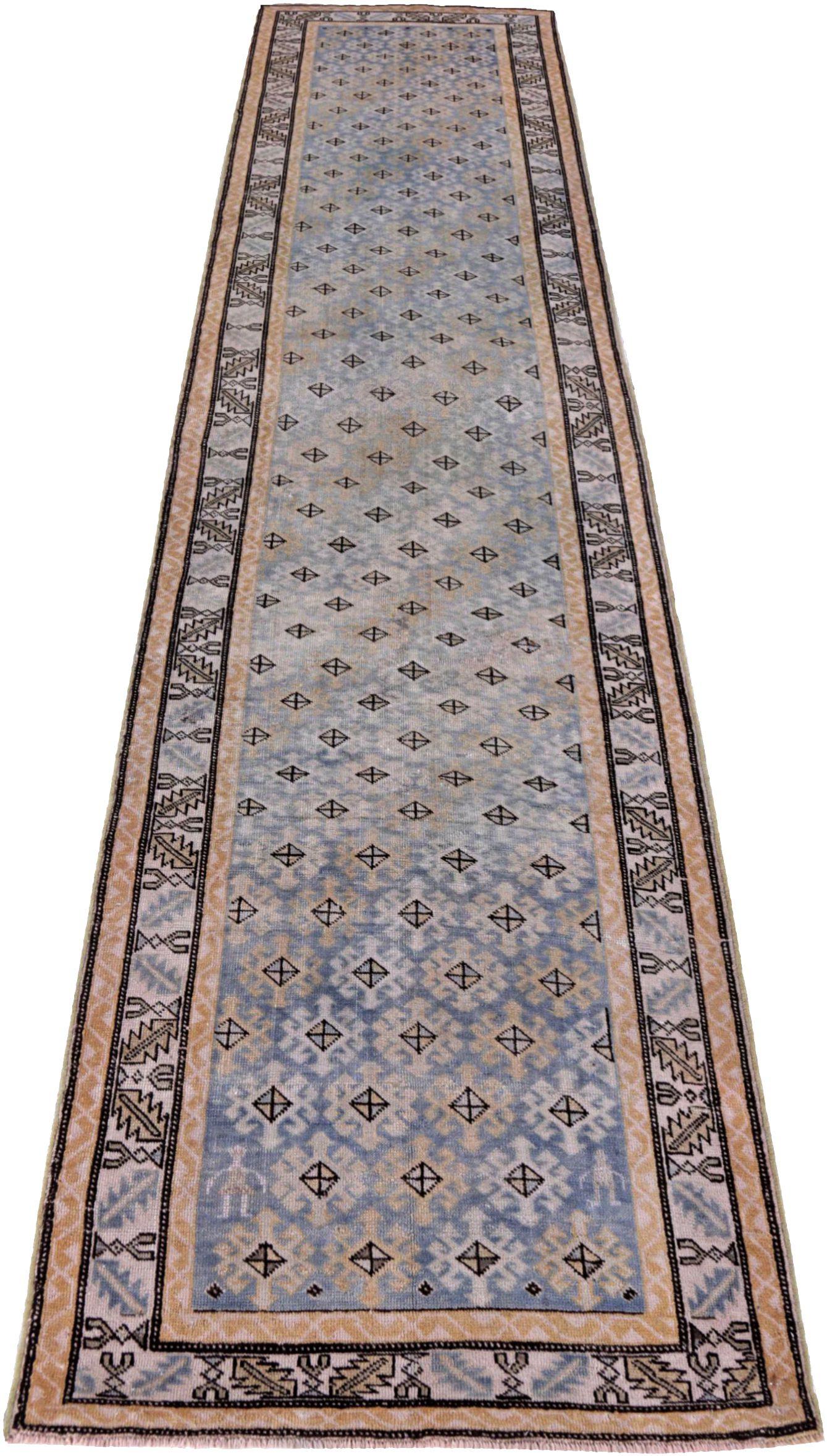 Entdecken Sie die Eleganz des persischen Aserbaidschans mit dem Läufer von CIRCA 1910. Dieses exklusive Design aus Wolle und BlauBraunElfenbein ist perfekt, um Ihren Raum zu verschönern.