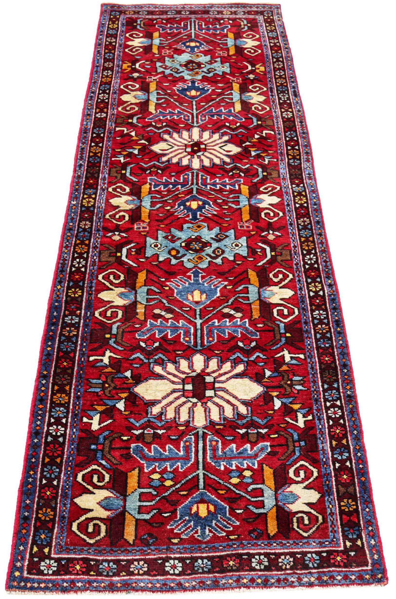 Entdecken Sie die Eleganz des persischen Aserbaidschans mit dem Läufer von CIRCA 1910. Dieses exklusive Design aus Wolle und Blau-Elfenbein-Orange-Rot ist perfekt, um Ihren Raum zu verschönern.