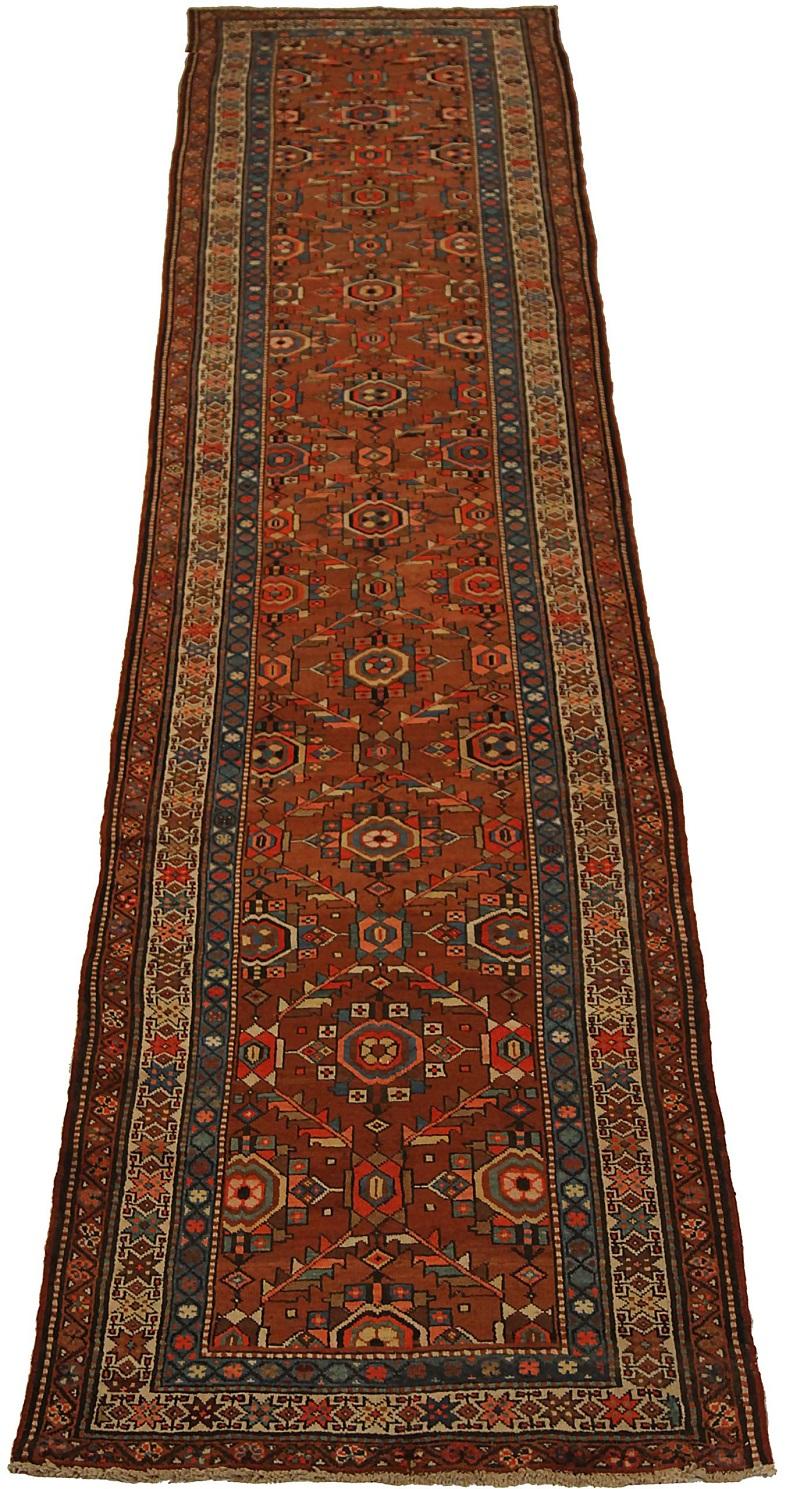 Découvrez l'élégance d'un tapis persan Azerbaïdjan avec un chemin de table datant de 1910. Conçu avec de la laine et du BlueIvoryRed, ce design exclusif est parfait pour mettre en valeur votre espace.