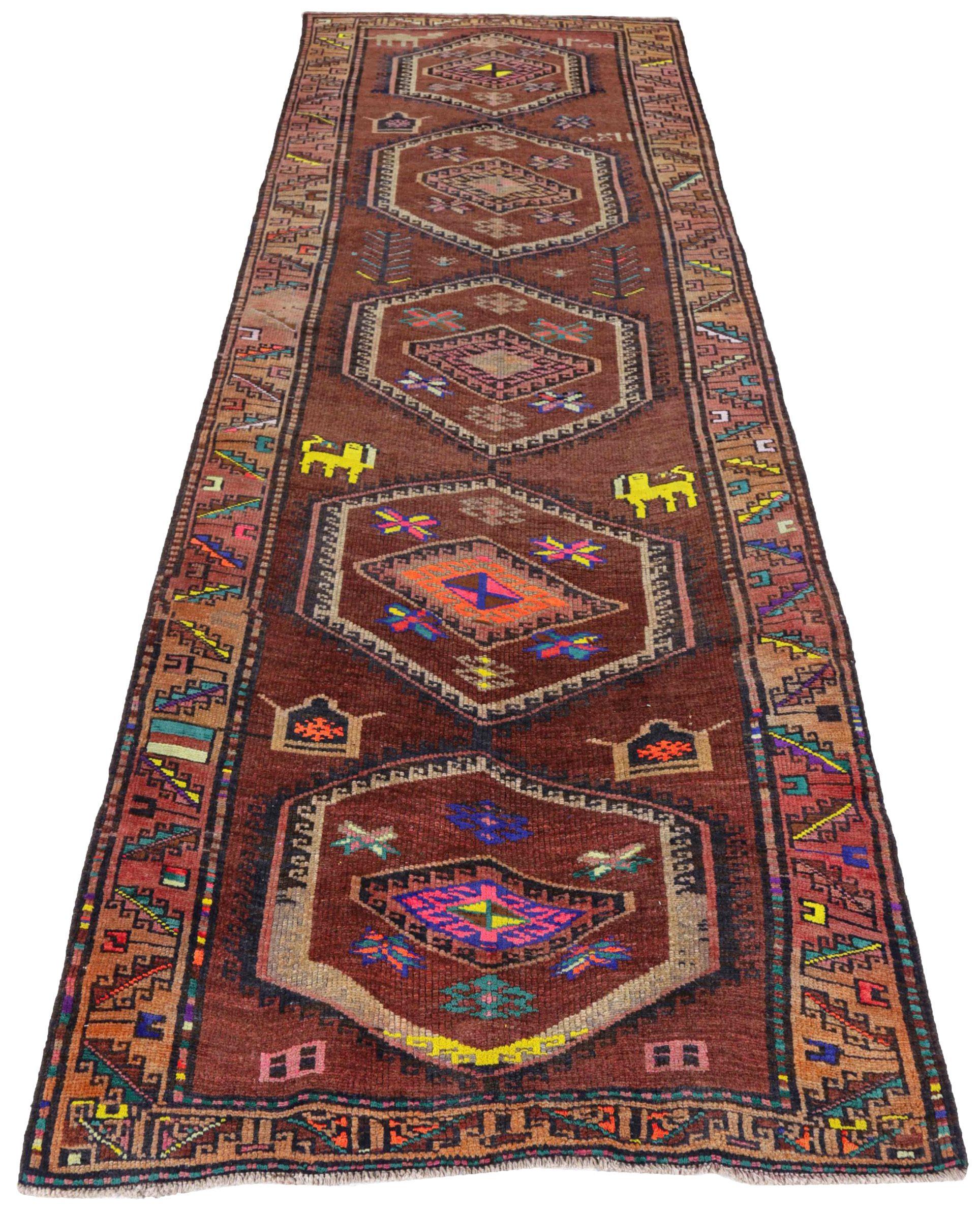 Entdecken Sie die Eleganz des persischen Aserbaidschans mit dem Läufer von CIRCA 1910. Dieses exklusive Design aus Wolle und BlauPinkPurpelRotGelb ist perfekt, um Ihren Raum zu verschönern.