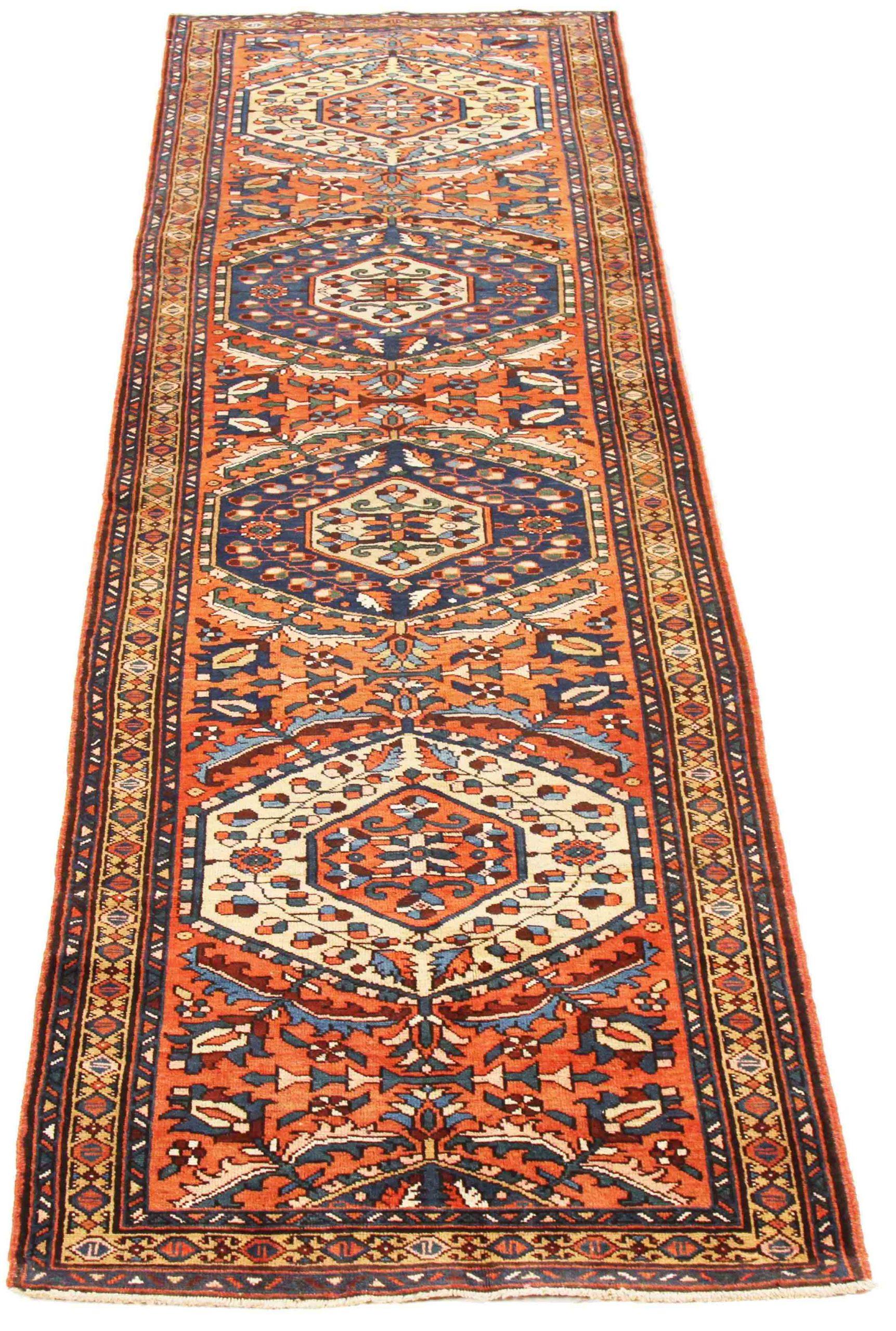 Entdecken Sie die Eleganz des persischen Aserbaidschans mit dem Läufer von CIRCA 1910. Dieses exklusive Design aus Wolle und Blau-Elfenbein-Orange ist perfekt, um Ihren Raum zu verschönern.