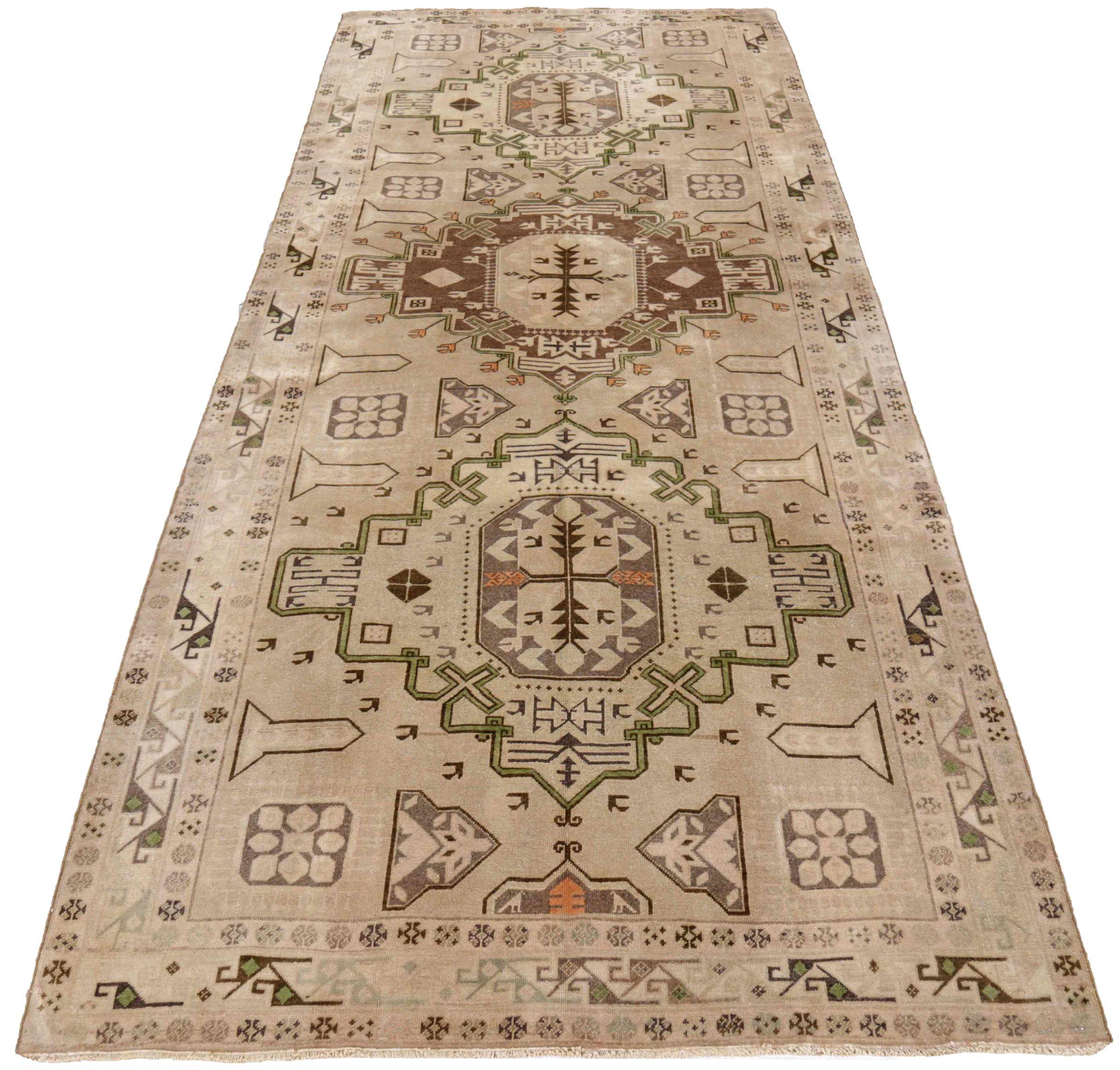 Entdecken Sie die Eleganz des persischen Aserbaidschans mit dem Läufer von CIRCA 1910. Dieses exklusive Design aus Wolle und BraunGrünElfenbein ist perfekt, um Ihren Raum zu verschönern.