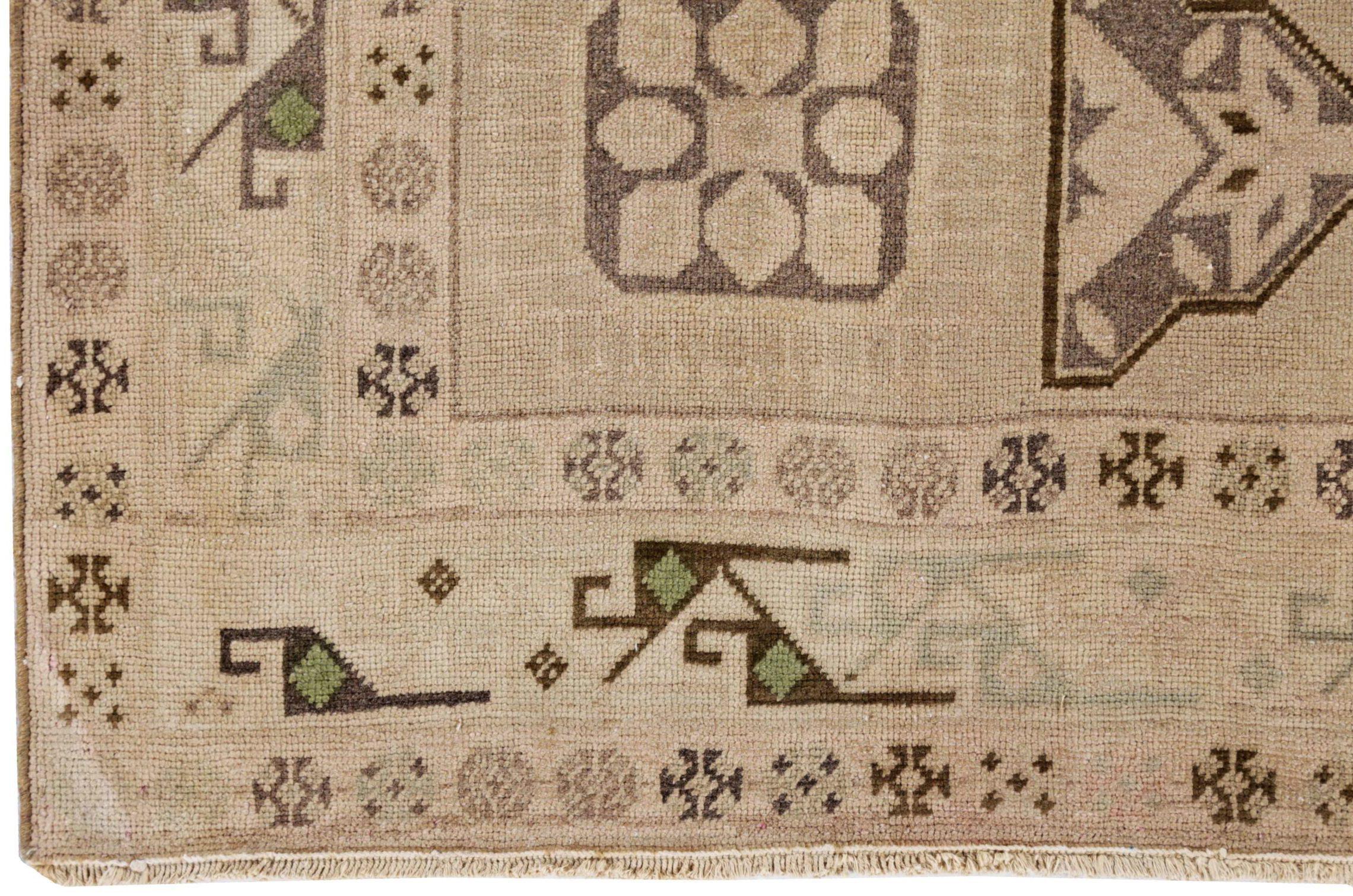 Persisch Aserbaidschan Läufer Teppich Circa 1910 - Wolle Braun Grün Elfenbein Design - 91414 im Zustand „Hervorragend“ im Angebot in Dallas, TX