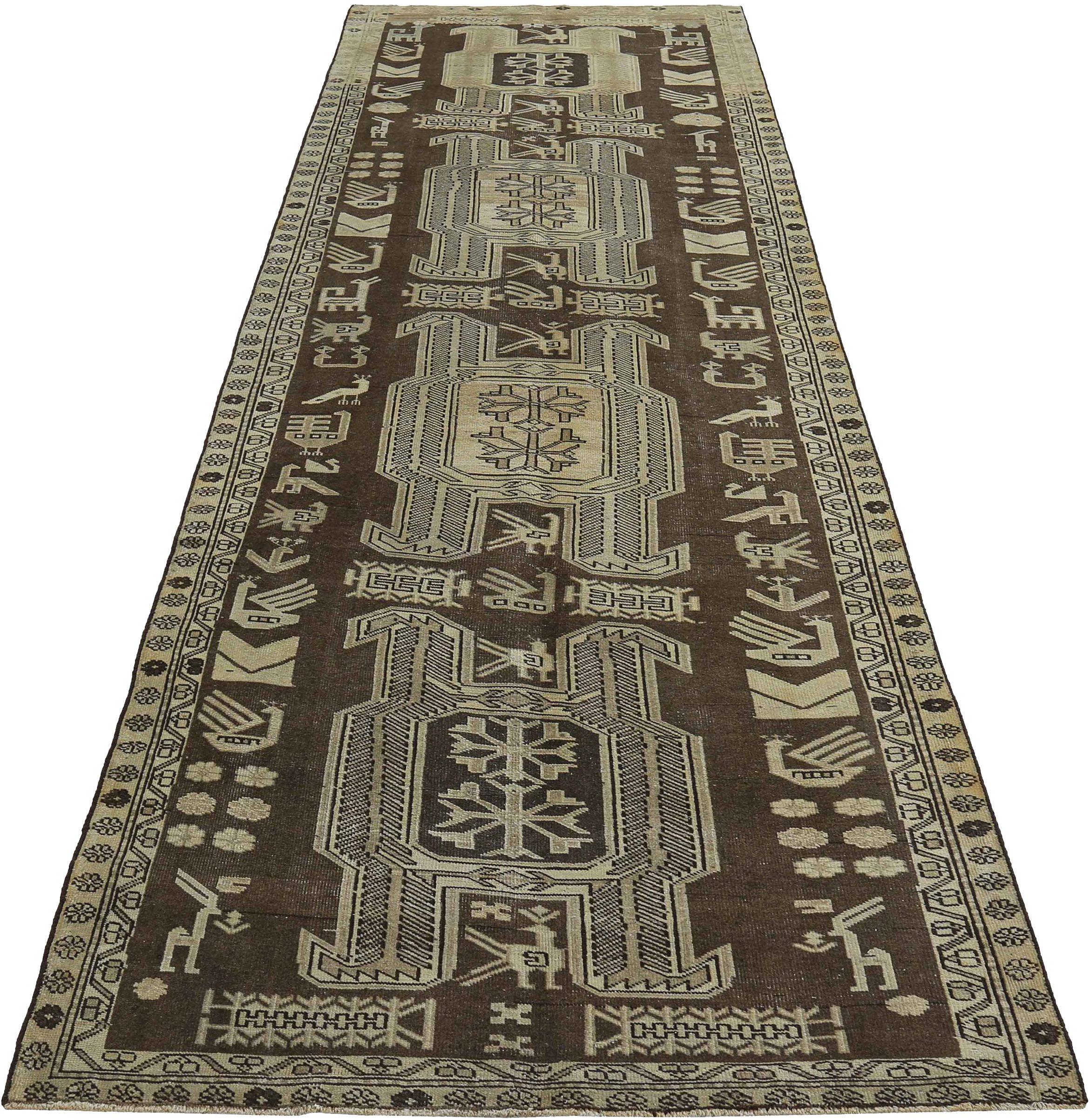 Entdecken Sie die Eleganz des persischen Aserbaidschans mit dem Läufer von CIRCA 1910. Dieses exklusive Design aus Wolle und Braun-Elfenbein ist perfekt, um Ihren Raum zu verschönern.