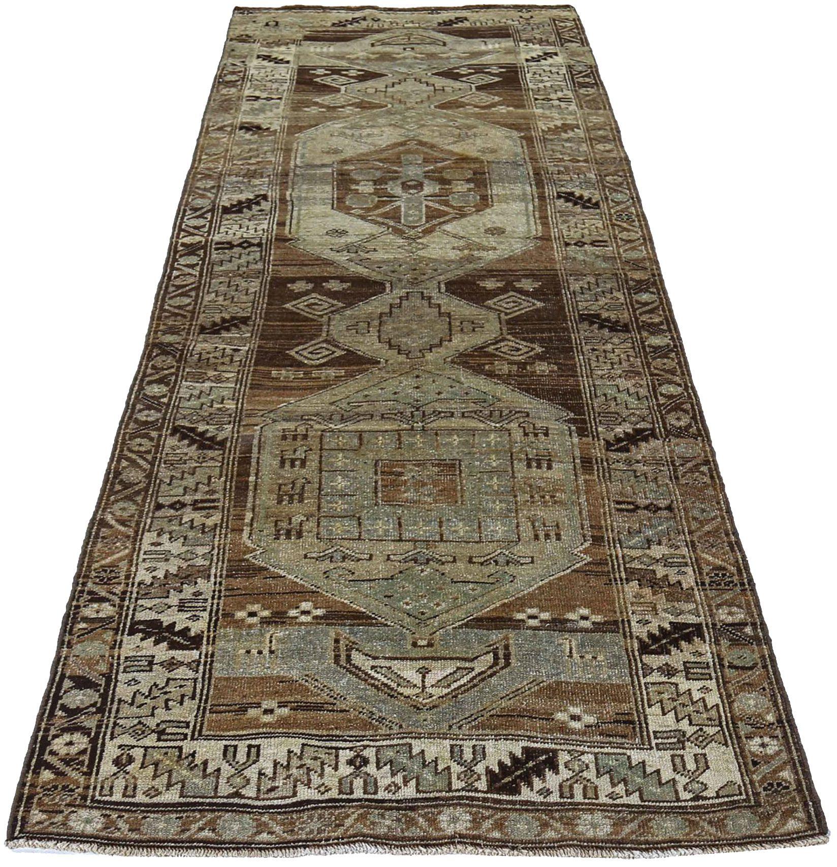 Entdecken Sie die Eleganz des persischen Aserbaidschans mit dem Läufer von CIRCA 1910. Dieses exklusive Design aus Wolle und Braun-Elfenbein ist perfekt, um Ihren Raum zu verschönern.