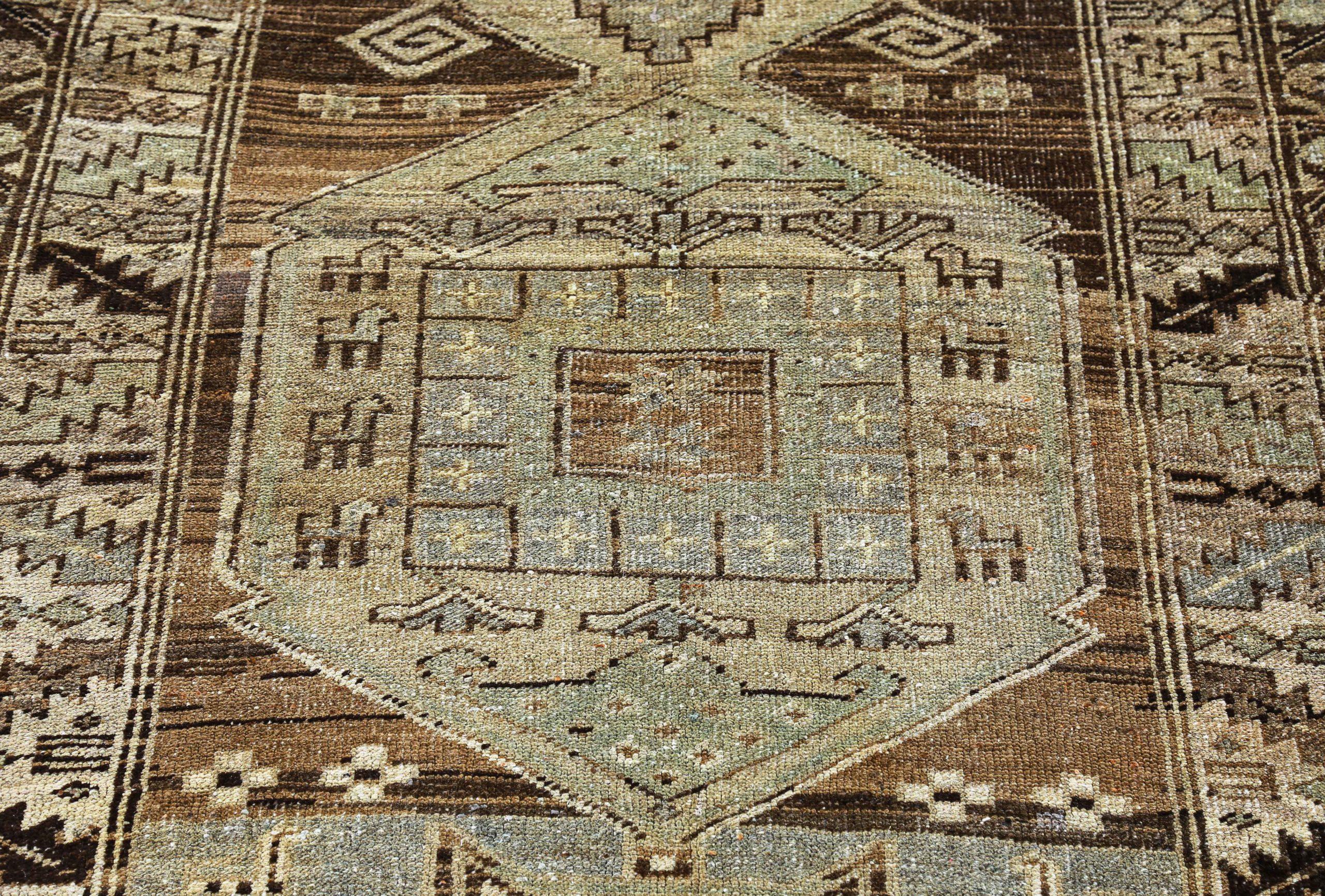 Persische Aserbaidschan Läufer Teppich CIRCA 1910 - Wolle Braun Elfenbein Design - 91176 im Zustand „Hervorragend“ im Angebot in Dallas, TX