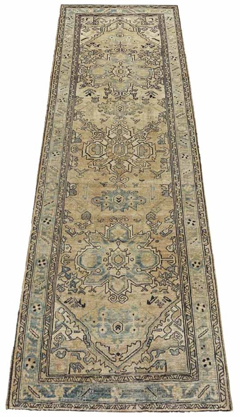 Entdecken Sie die Eleganz des persischen Aserbaidschans mit dem Läufer von CIRCA 1910. Dieses exklusive Design aus Wolle und Braun-Elfenbein ist perfekt, um Ihren Raum zu verschönern.