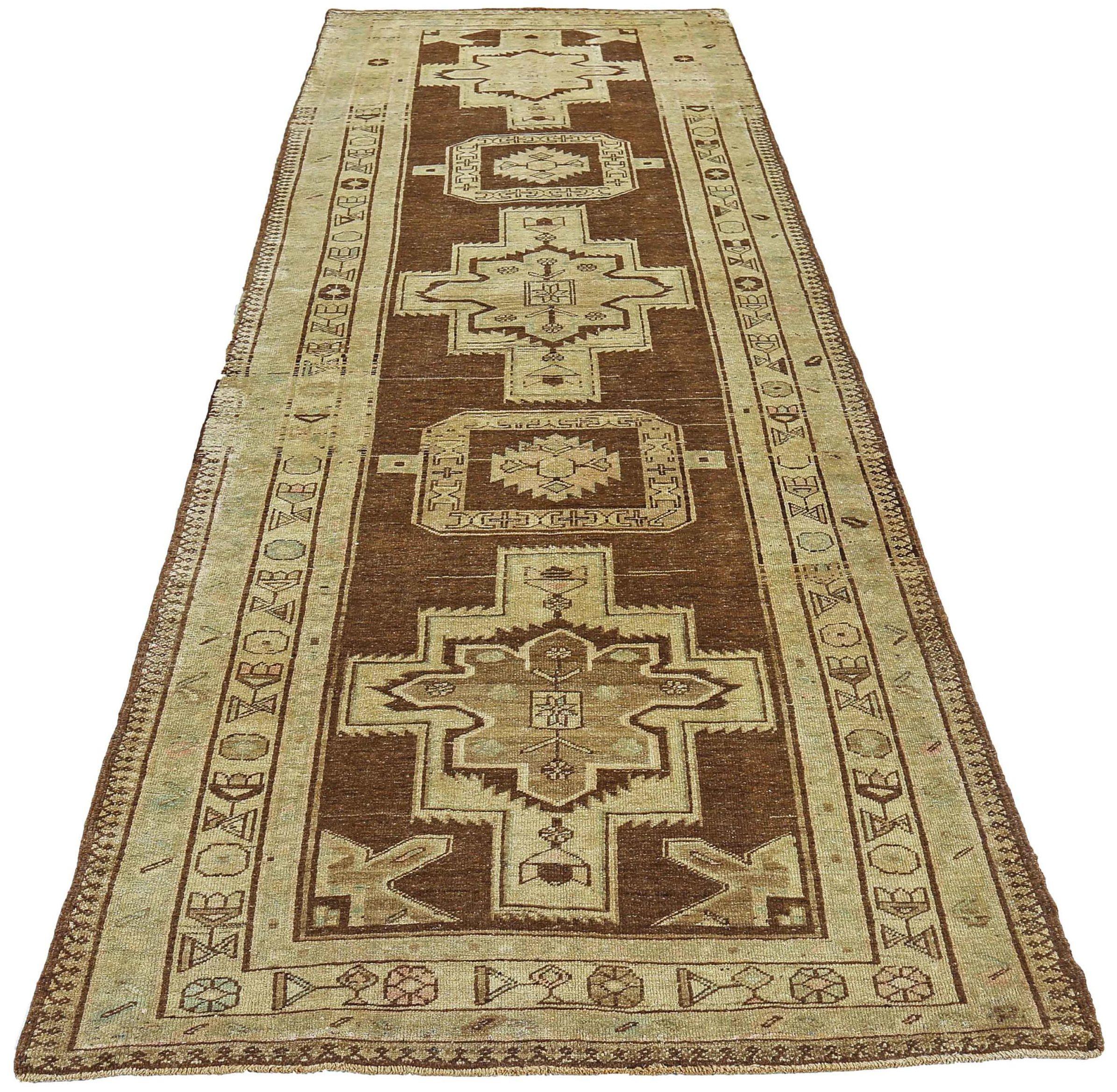 Entdecken Sie die Eleganz des persischen Aserbaidschans mit dem Läufer von CIRCA 1910. Dieses exklusive Design aus Wolle und Braun-Elfenbein ist perfekt, um Ihren Raum zu verschönern.