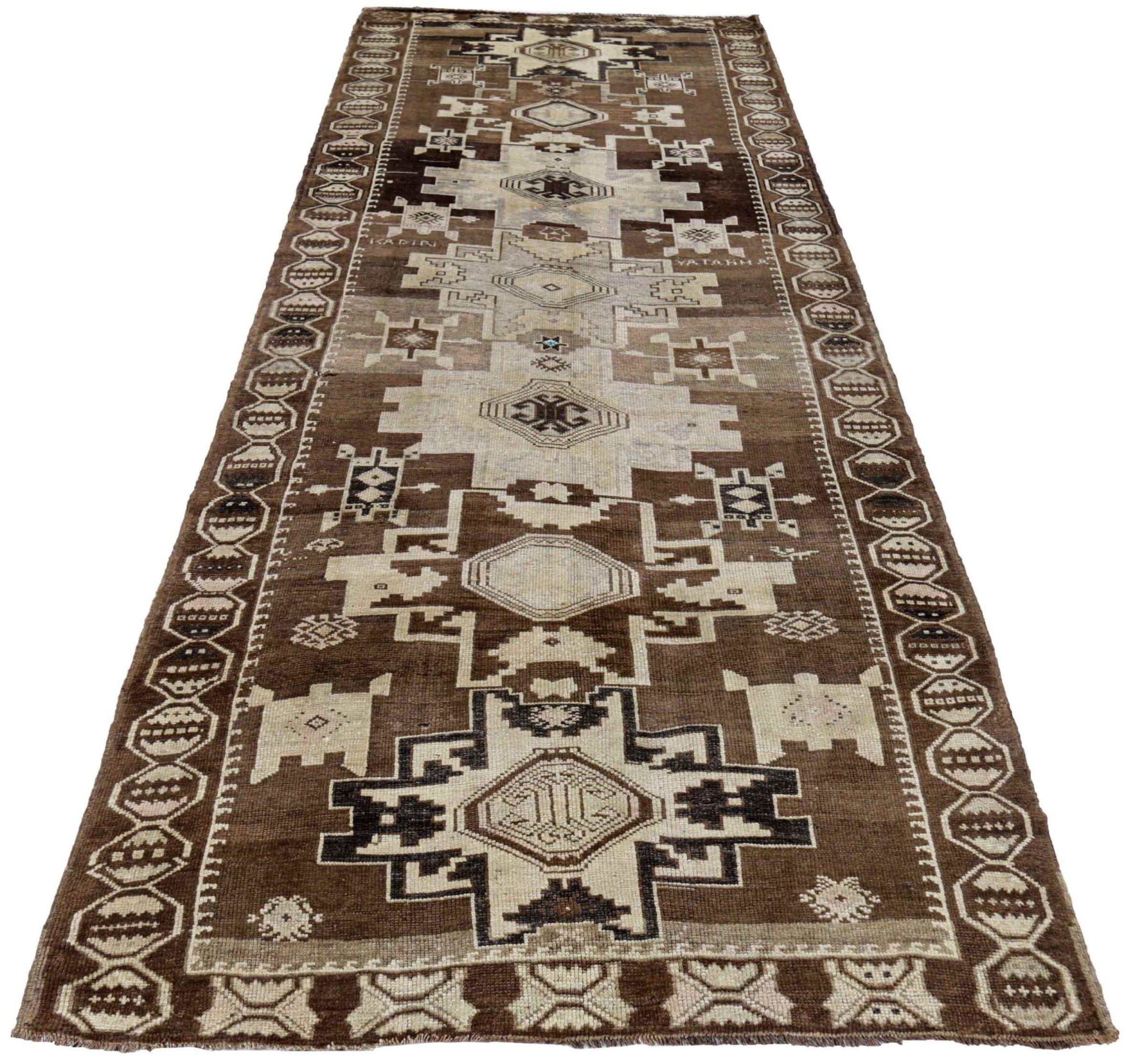 Entdecken Sie die Eleganz des persischen Aserbaidschans mit dem Läufer von CIRCA 1910. Dieses exklusive Design aus Wolle und Braun-Elfenbein ist perfekt, um Ihren Raum zu verschönern.