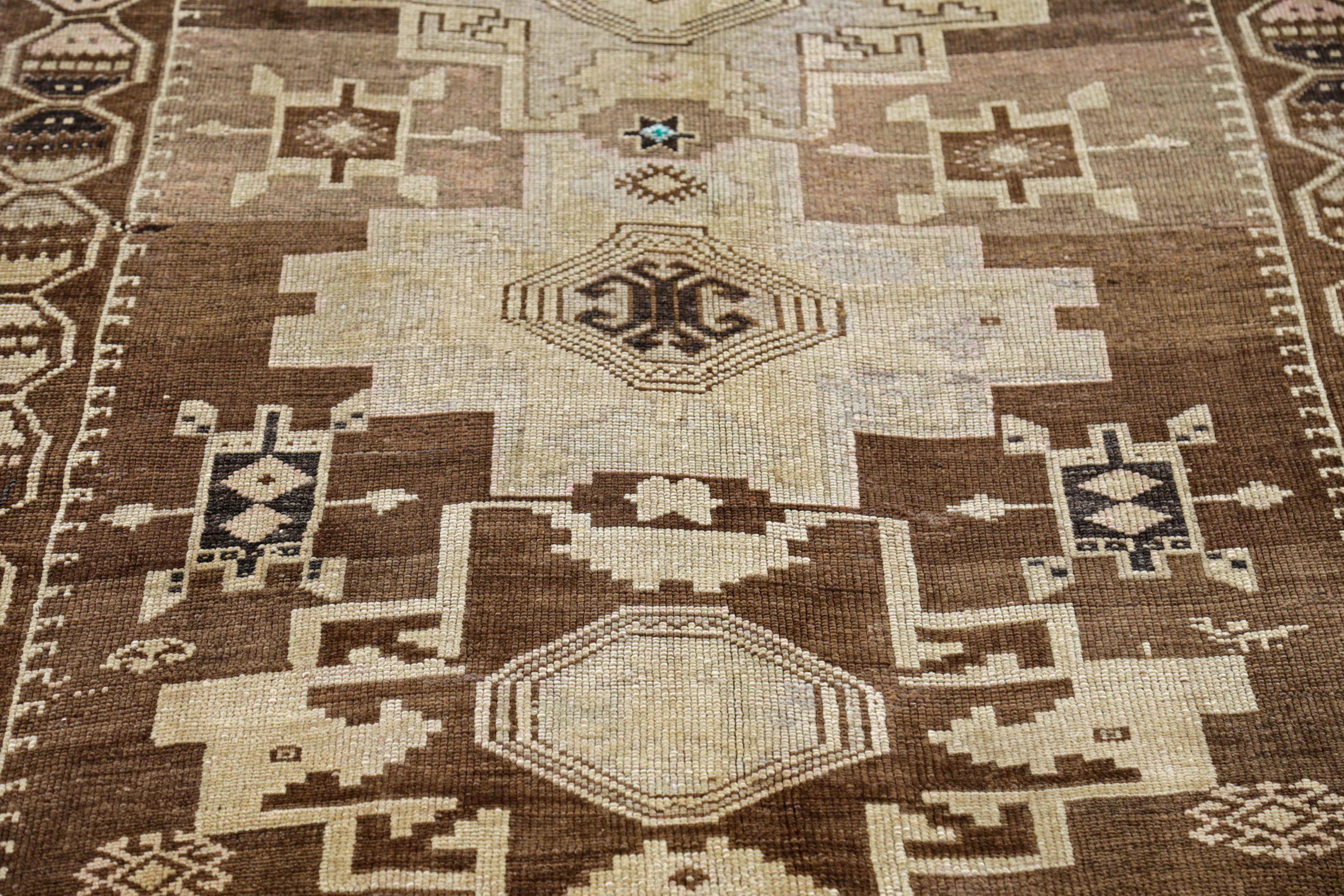Persische Aserbaidschan Läufer Teppich Circa 1910 - Wolle Braun Elfenbein Design - 91282 im Zustand „Hervorragend“ im Angebot in Dallas, TX