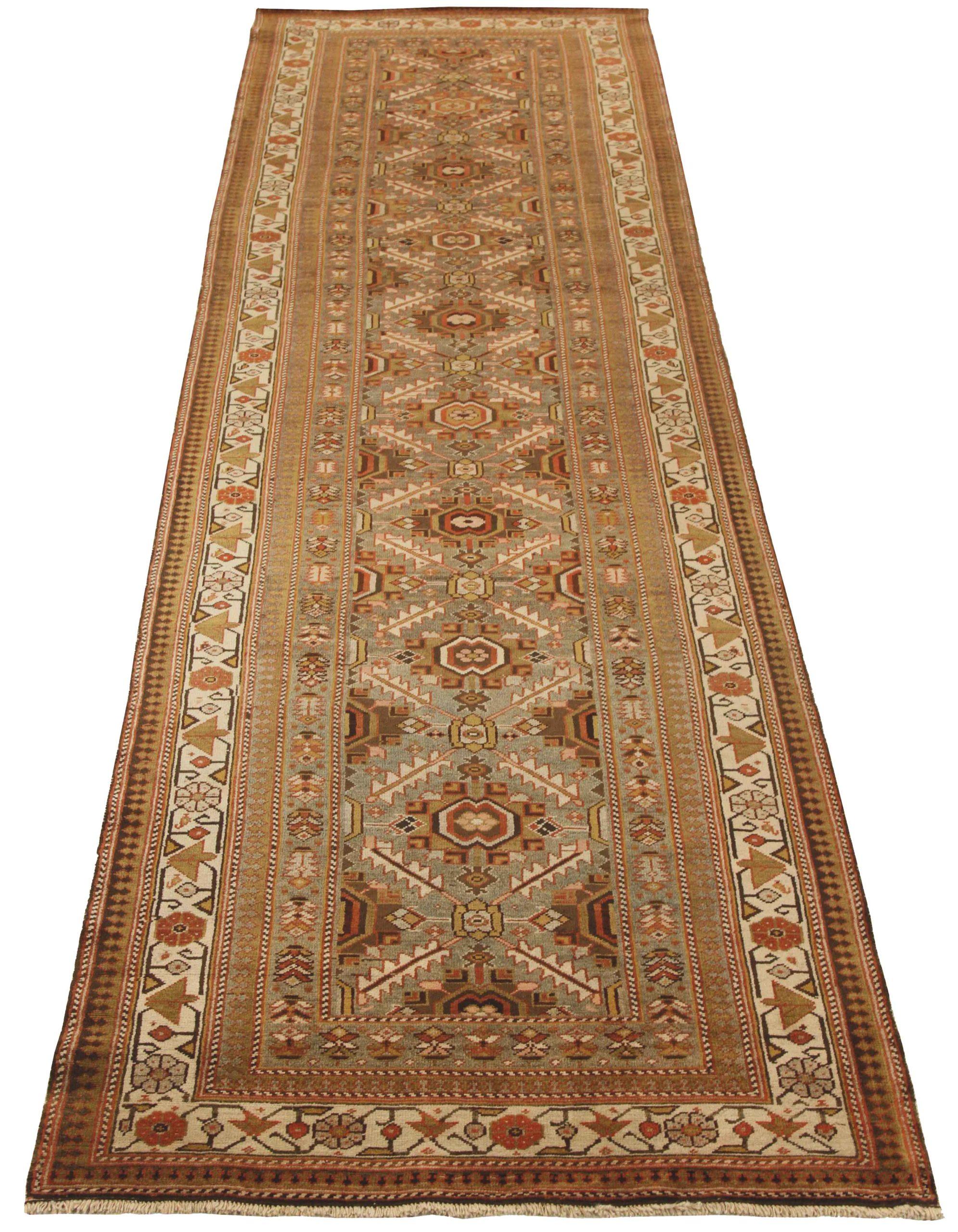 Entdecken Sie die Eleganz des persischen Aserbaidschans mit dem Läufer von CIRCA 1910. Dieses exklusive Design aus Wolle und GrauGrünElfenbeinRot ist perfekt, um Ihren Raum zu verschönern.