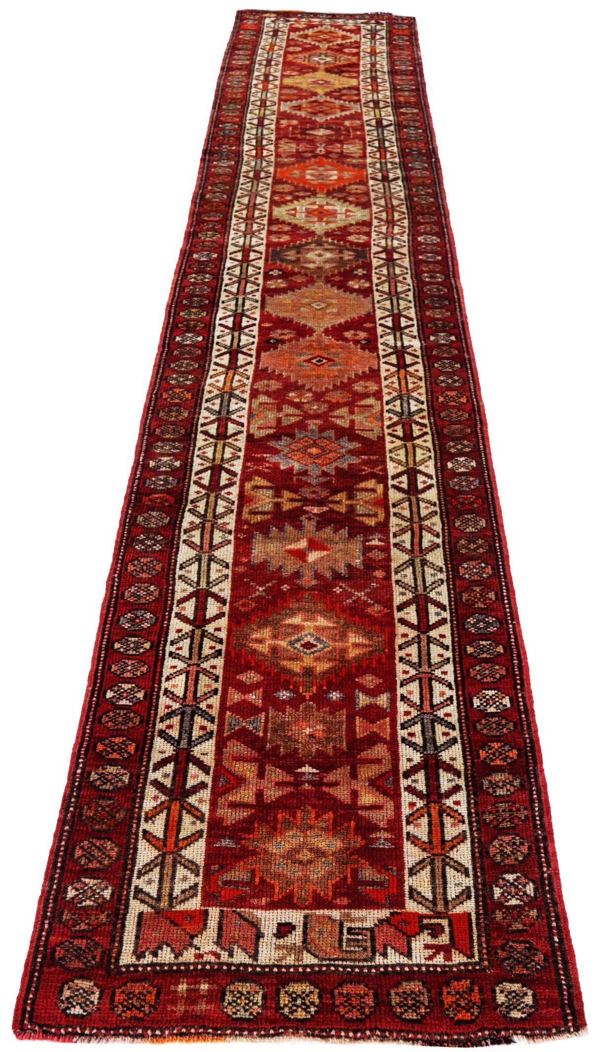Entdecken Sie die Eleganz des persischen Aserbaidschans mit dem Läufer von CIRCA 1910. Dieses exklusive Design aus Wolle und Elfenbeinrot ist perfekt, um Ihren Raum zu verschönern.