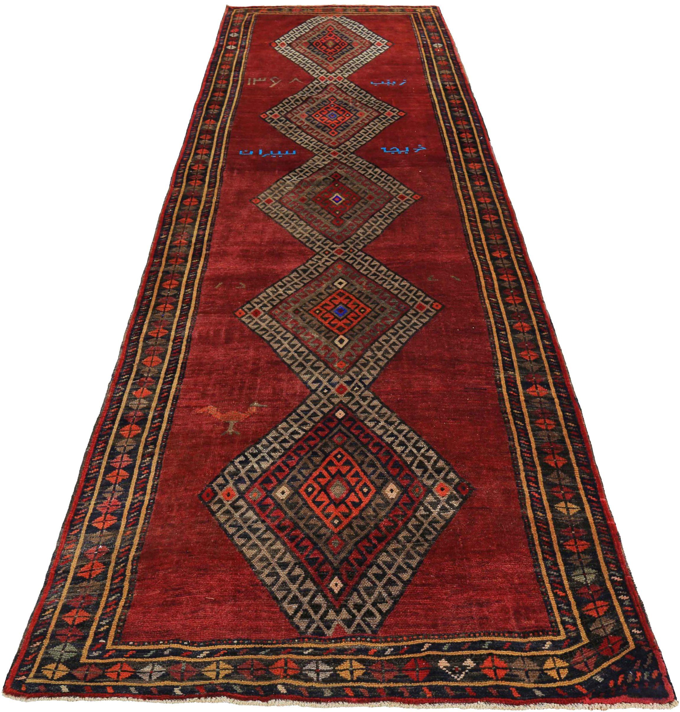 Entdecken Sie die Eleganz des persischen Aserbaidschans mit dem Läufer von CIRCA 1910. Dieses exklusive Design aus Wolle und Elfenbeinrot-Gelb ist perfekt, um Ihren Raum zu verschönern.